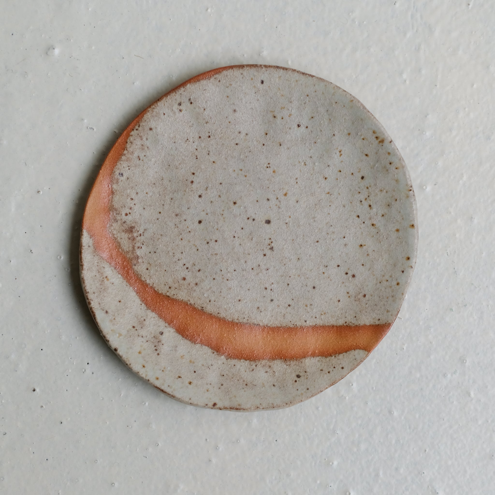 Assiette en grès D 13,5cm - vert de Judith Lasry chez Brutal Ceramics