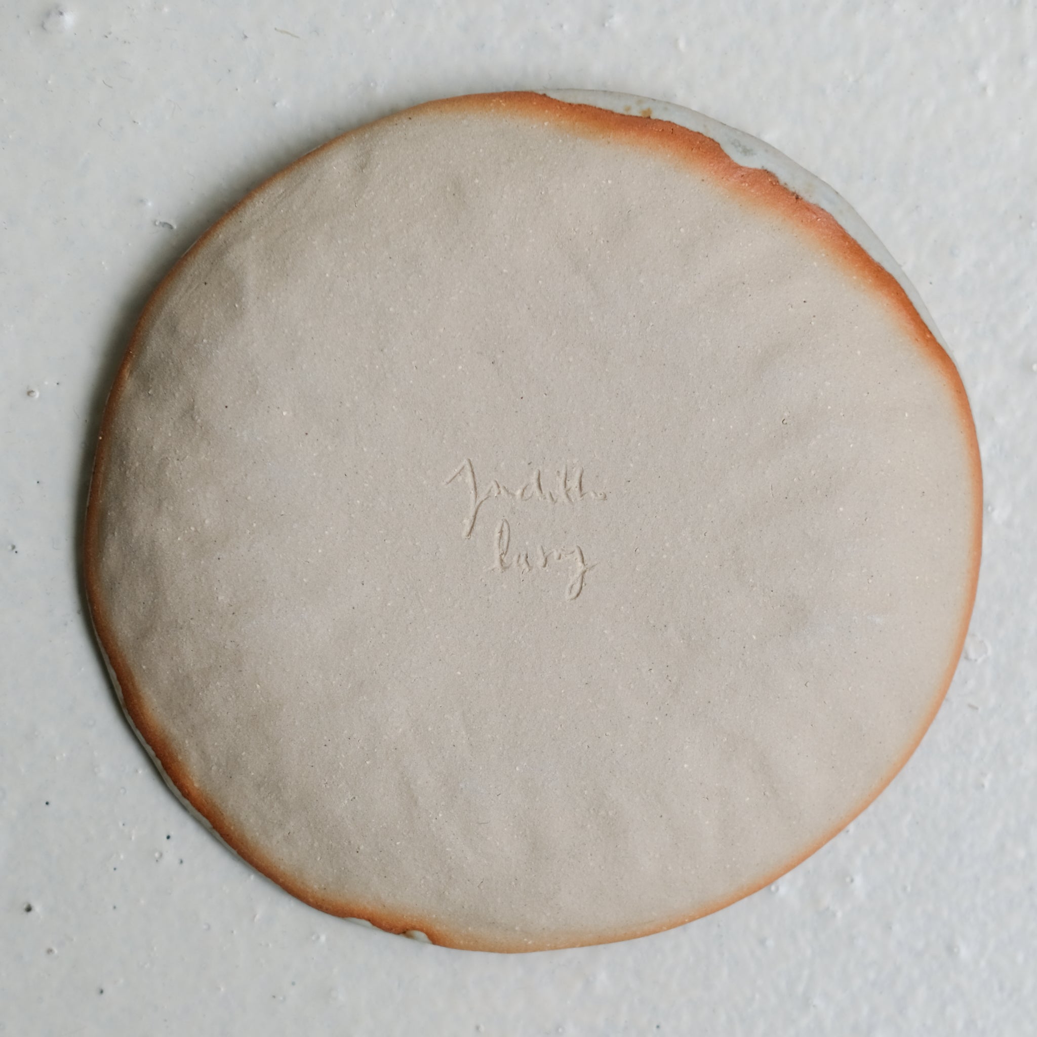 Assiette en grès D 13,5cm - vert de Judith Lasry chez Brutal Ceramics