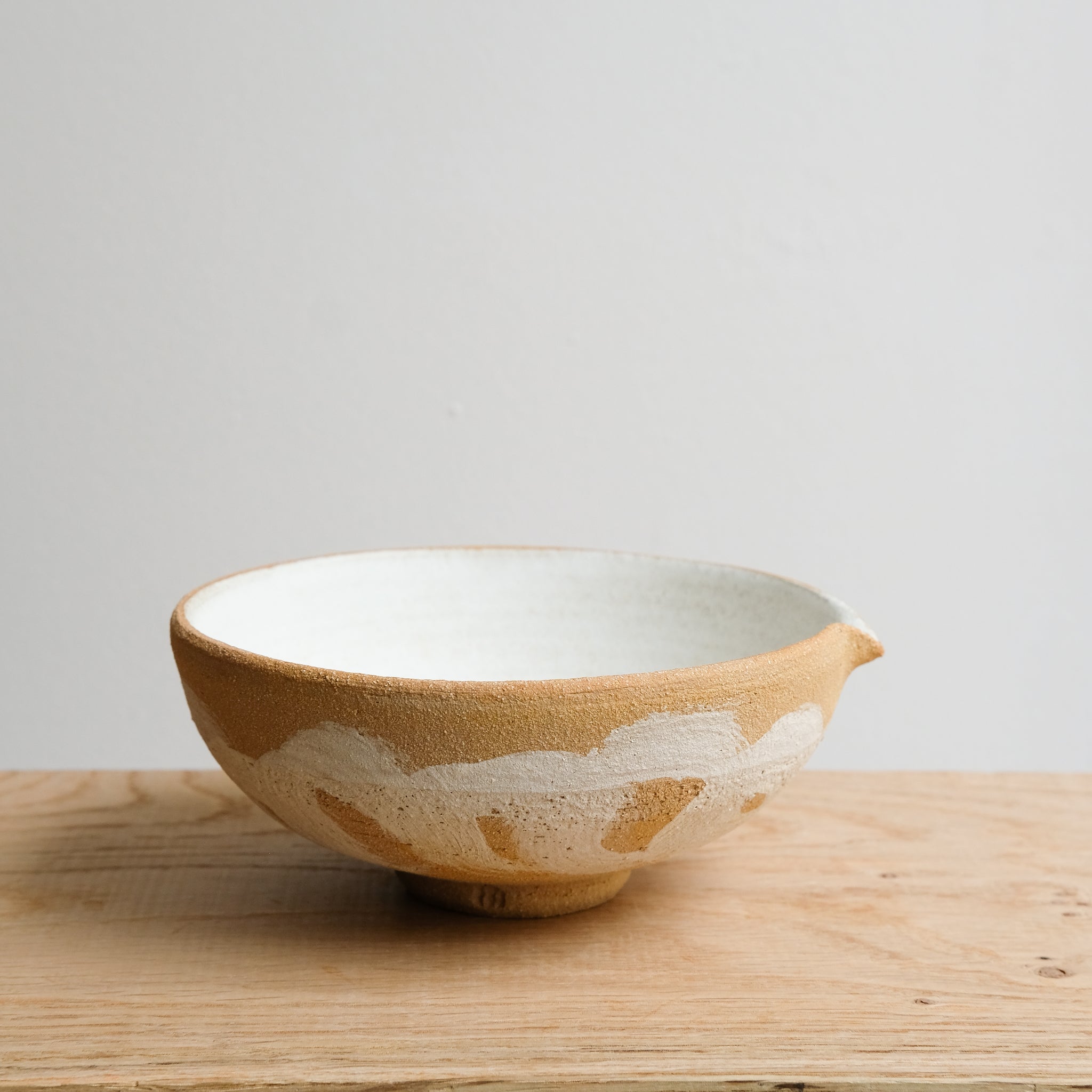 Bol verseur en grès D 14cm - blanc mat de Maya Carves chez Brutal Ceramics