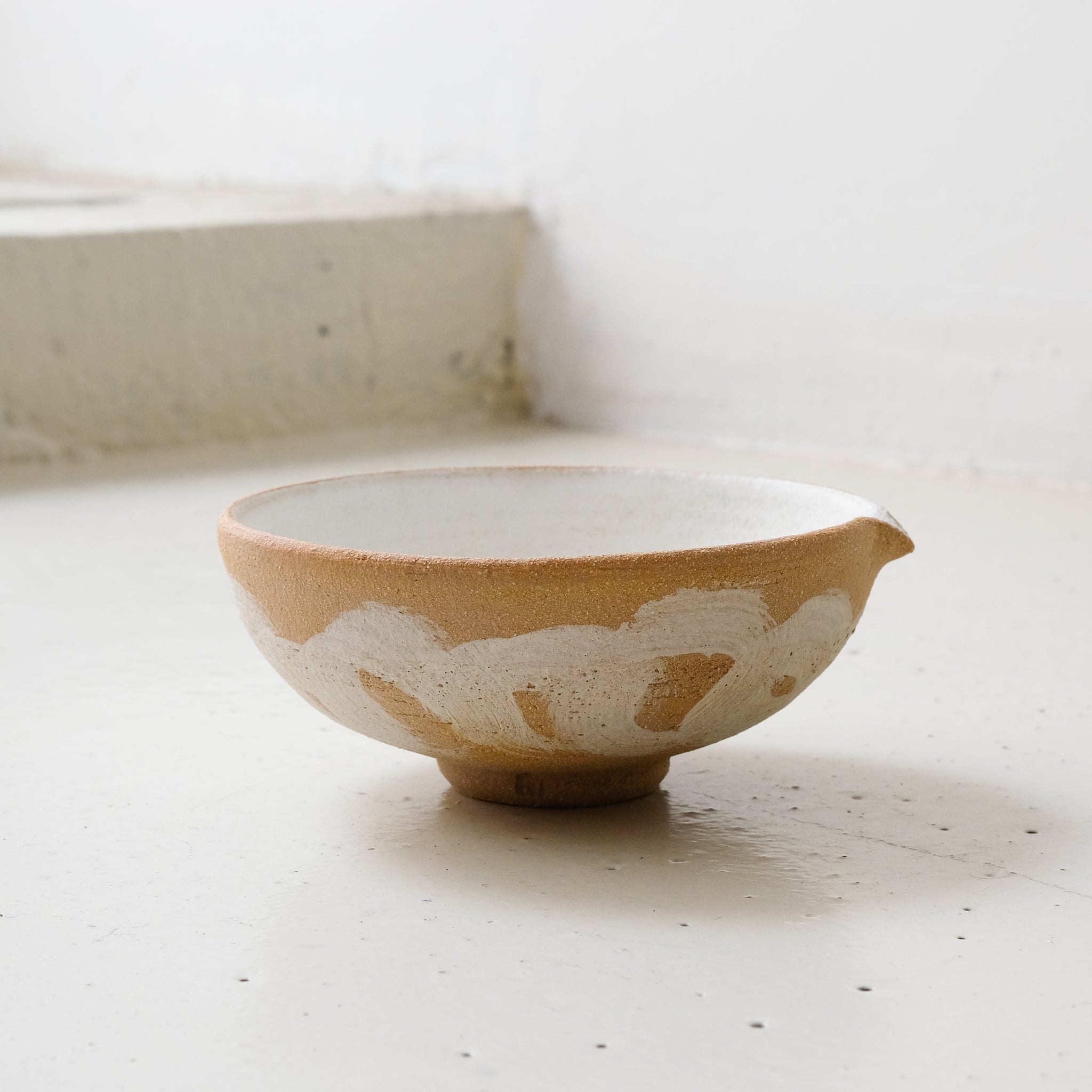 Bol verseur en grès D 14cm - blanc mat de Maya Carves chez Brutal Ceramics