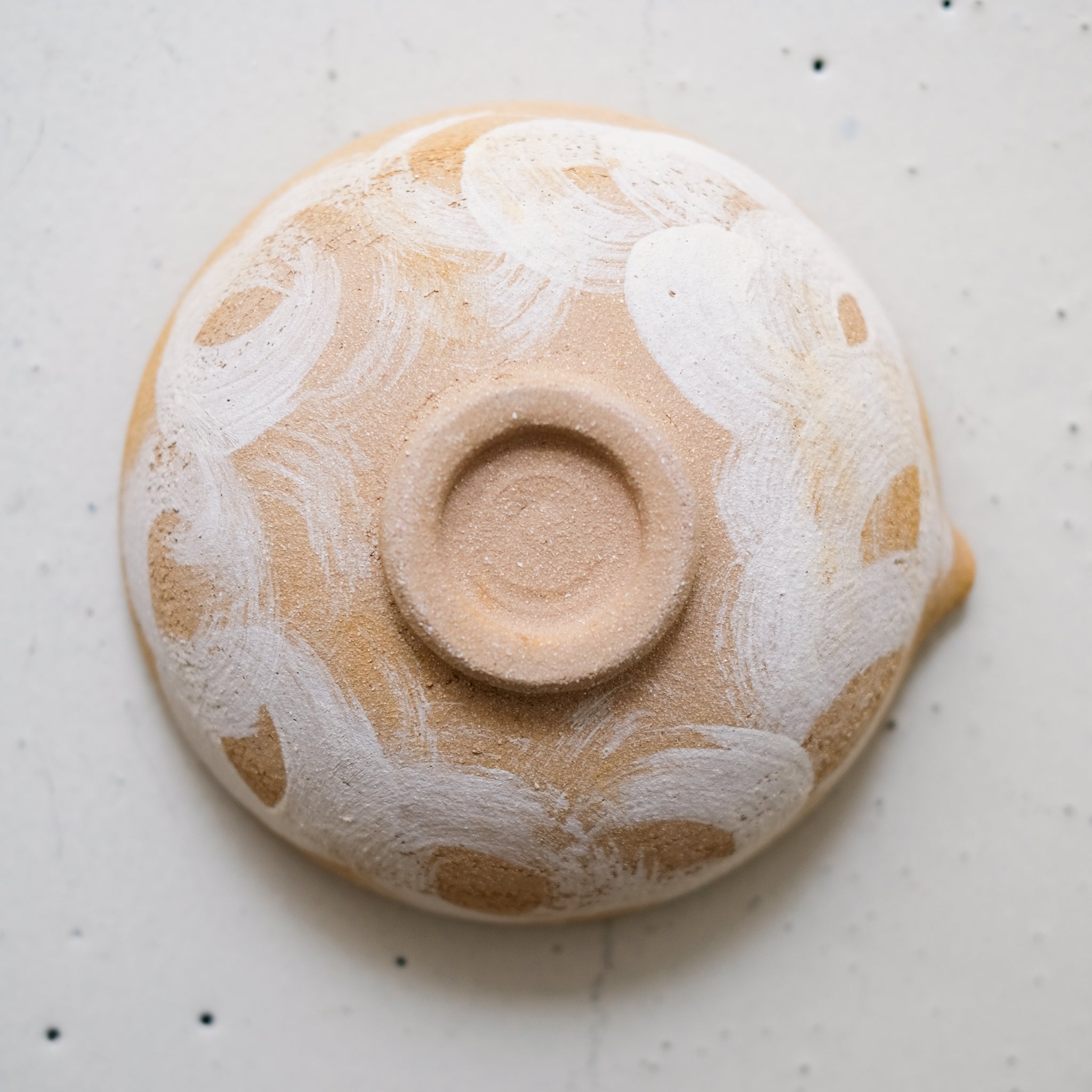 Bol verseur en grès D 14cm - blanc mat de Maya Carves chez Brutal Ceramics