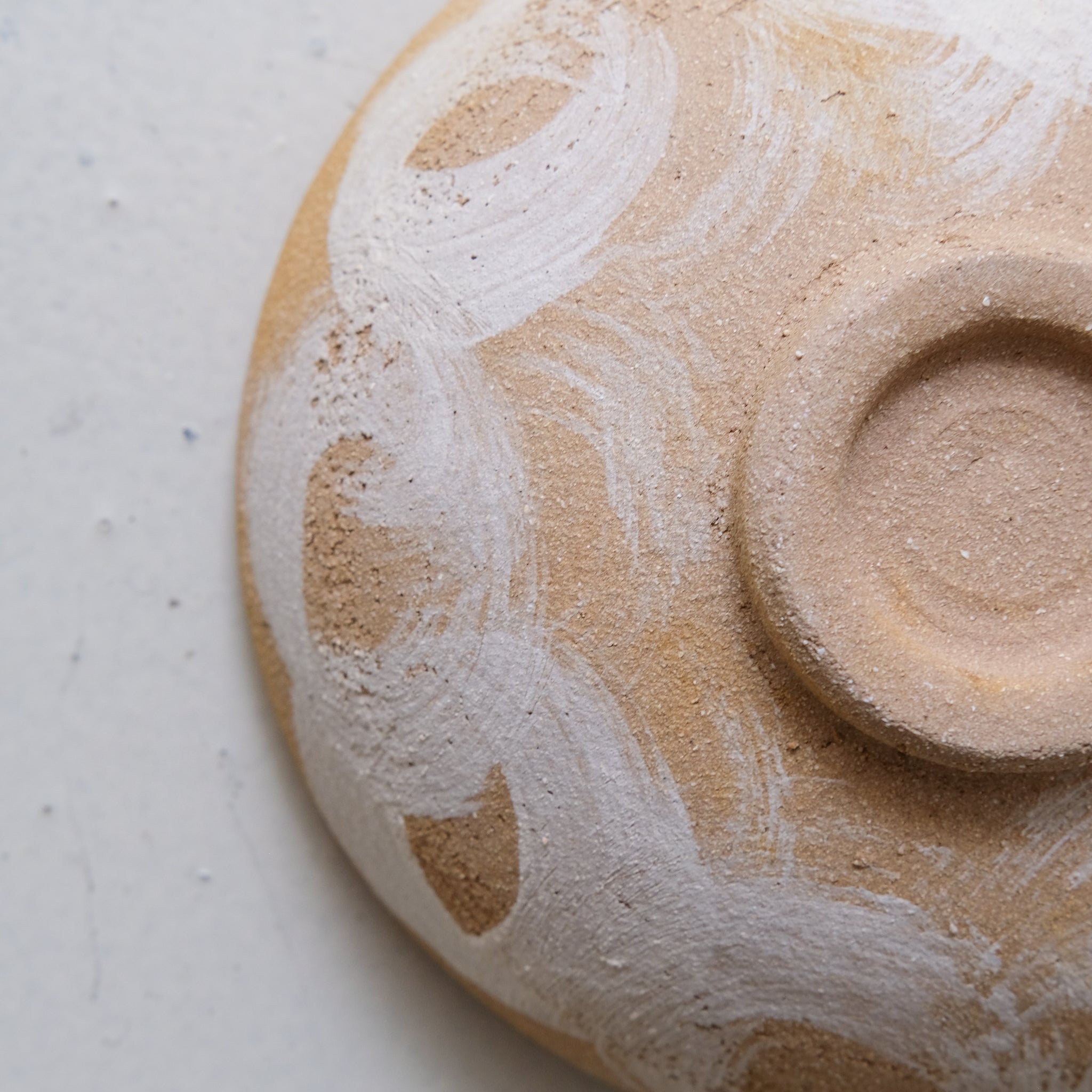 Bol verseur en grès D 14cm - blanc mat de Maya Carves chez Brutal Ceramics