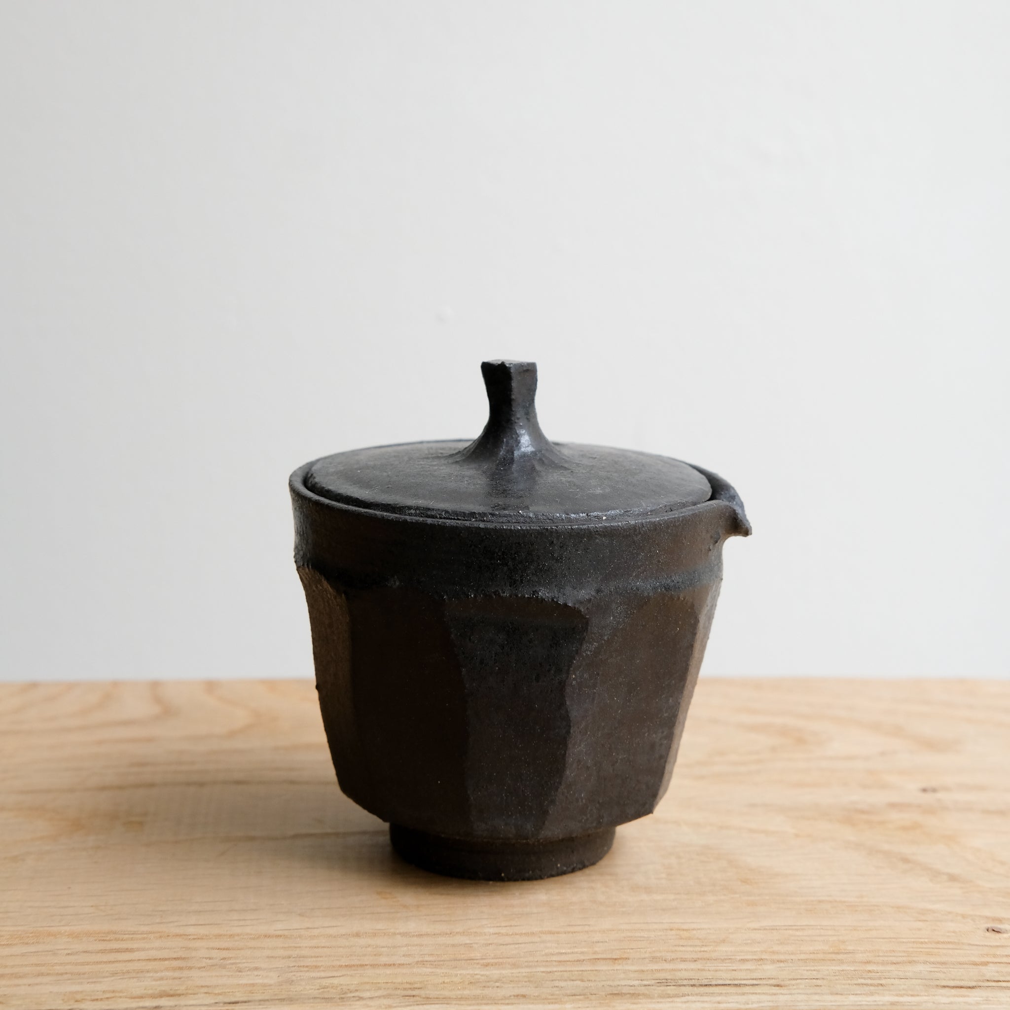 Théière japonaise en grès noir 140 ml - noir de Maya Carves chez Brutal Ceramics