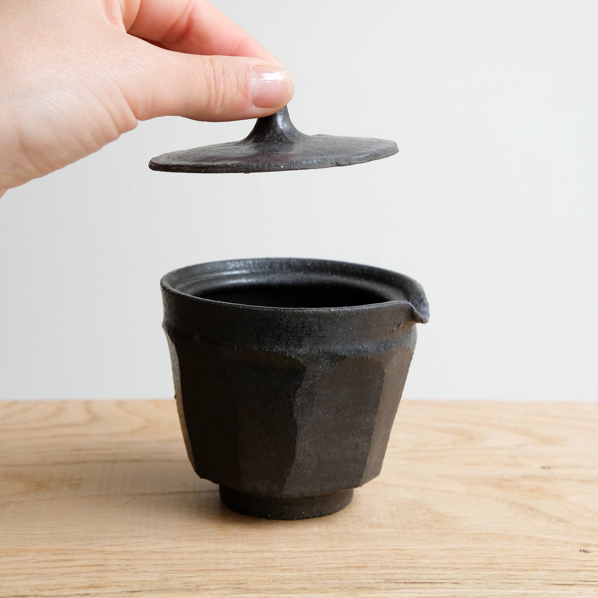 Théière japonaise en grès noir 140 ml - noir de Maya Carves chez Brutal Ceramics