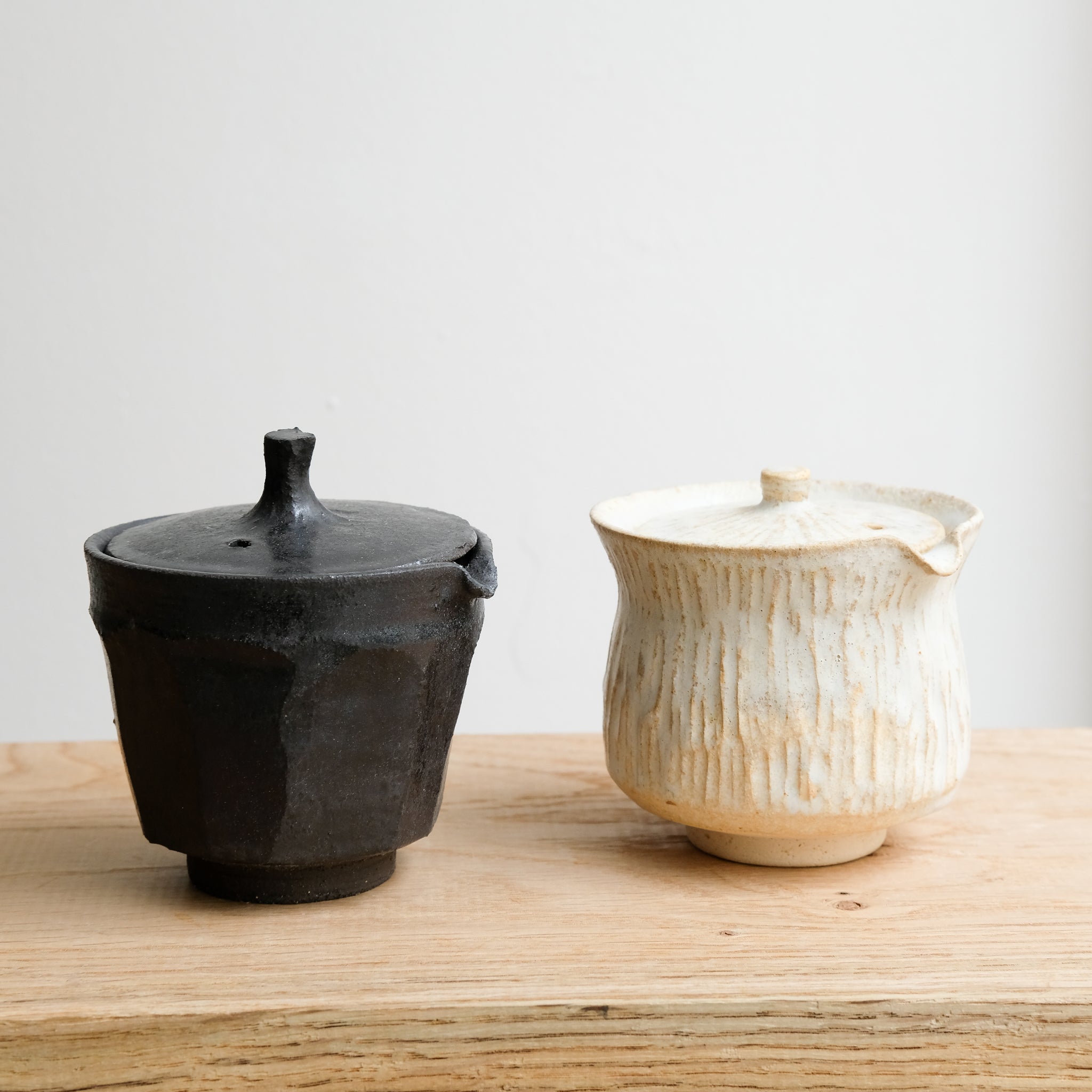 Théière japonaise en grès noir 140 ml - noir de Maya Carves chez Brutal Ceramics