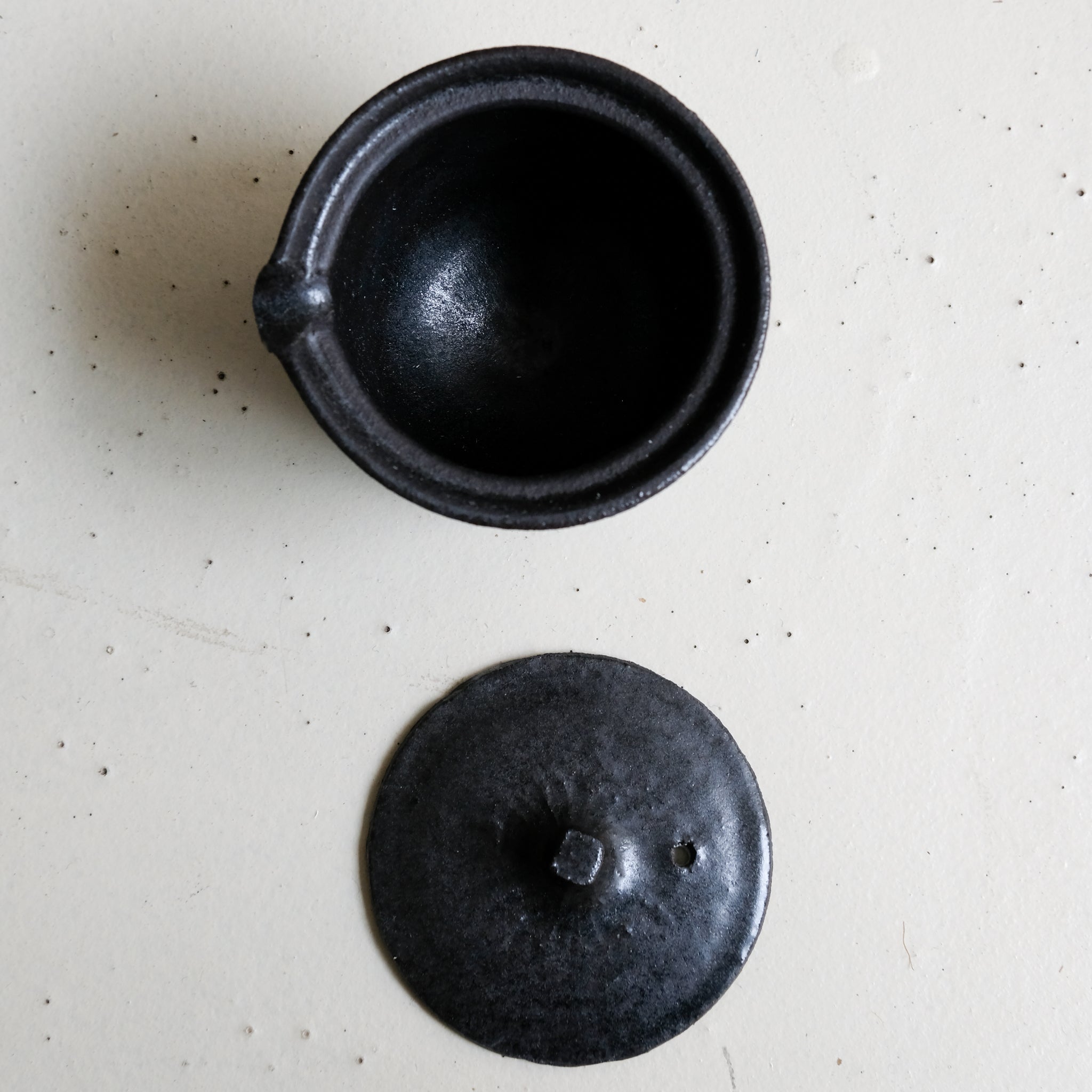 Théière japonaise en grès noir 140 ml - noir de Maya Carves chez Brutal Ceramics