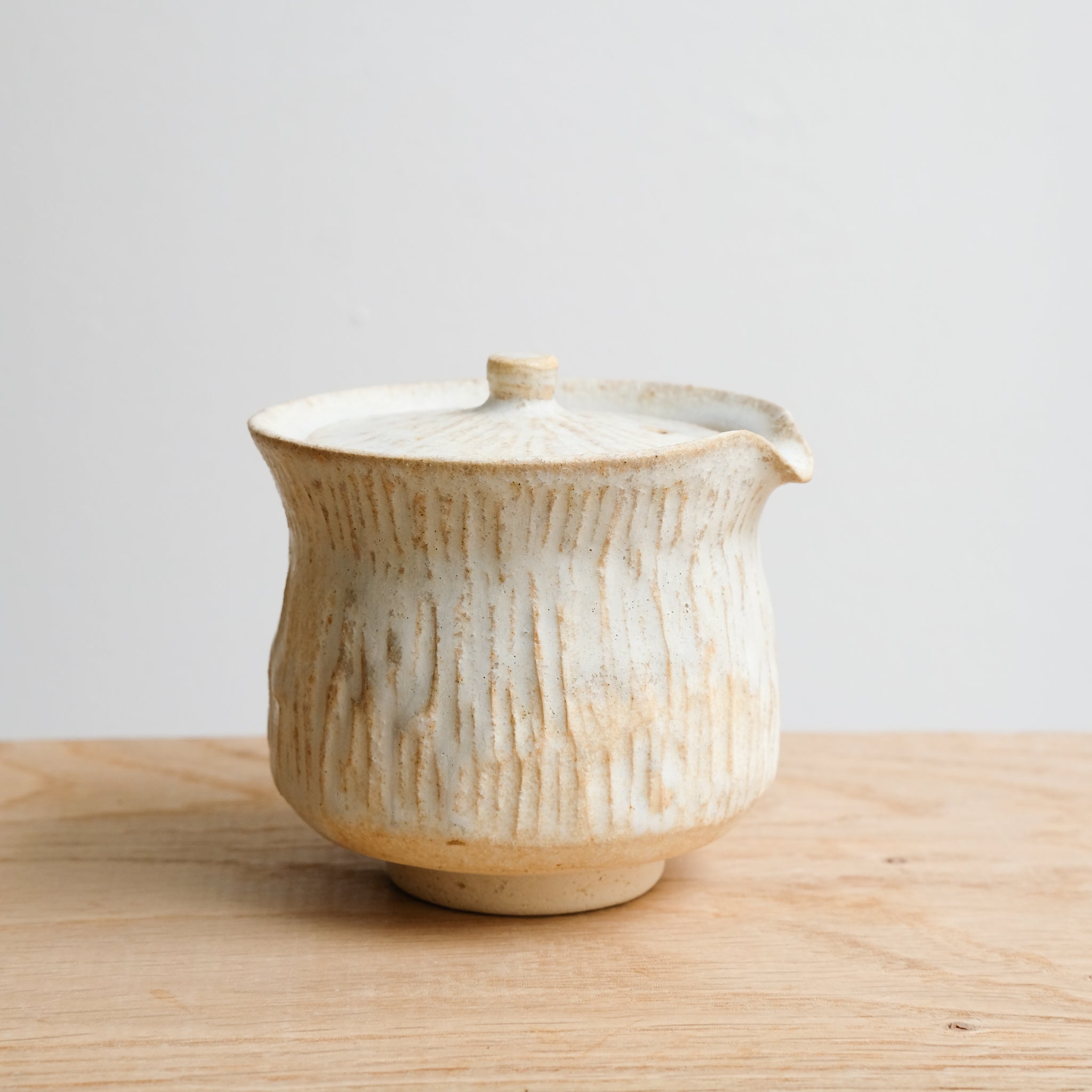 Théière japonaise en grès 150 ml - blanc de Maya Carves chez Brutal Ceramics