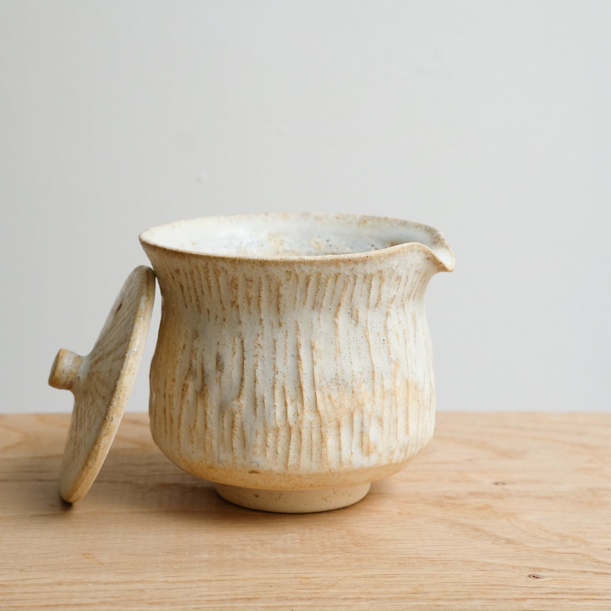 Théière japonaise en grès 150 ml - blanc de Maya Carves chez Brutal Ceramics