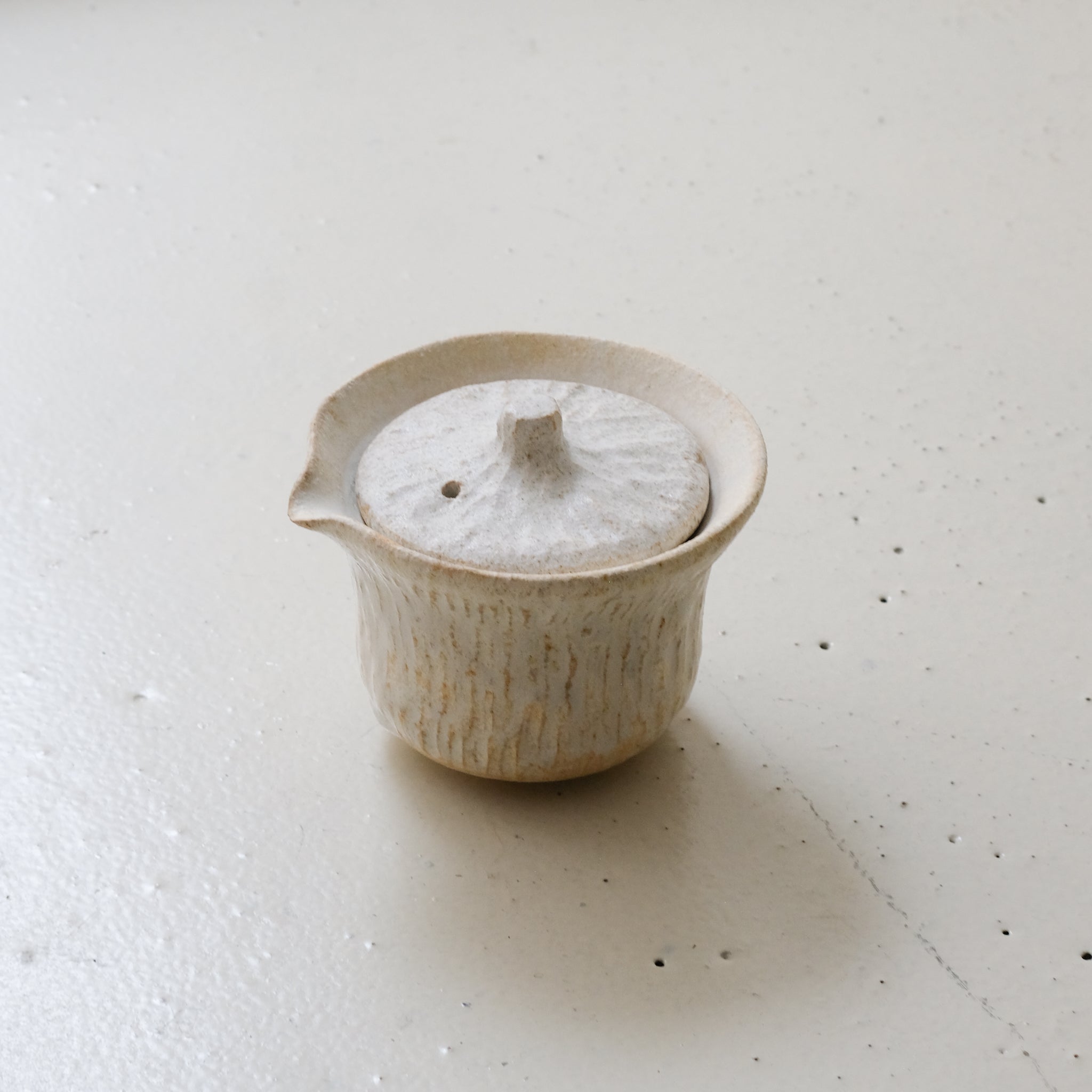 Théière japonaise en grès 150 ml - blanc de Maya Carves chez Brutal Ceramics