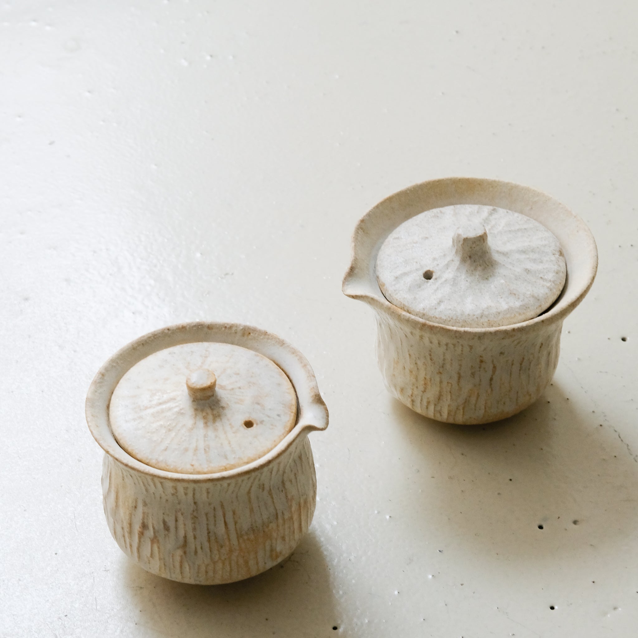 Théière japonaise en grès 150 ml - blanc de Maya Carves chez Brutal Ceramics