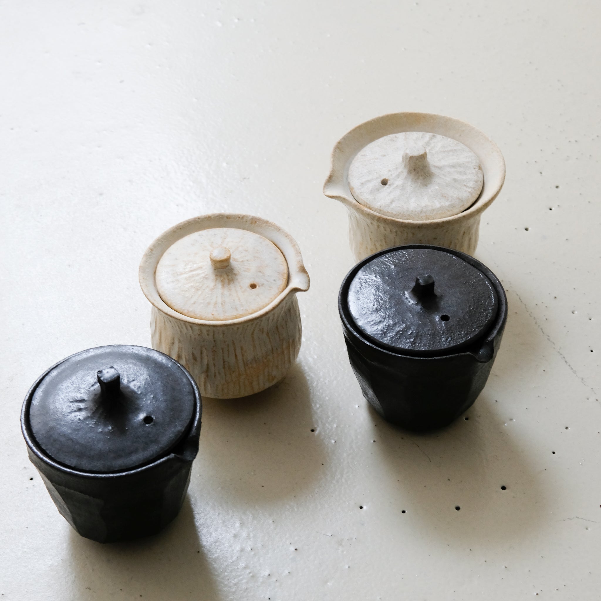 Théière japonaise en grès 150 ml - blanc de Maya Carves chez Brutal Ceramics