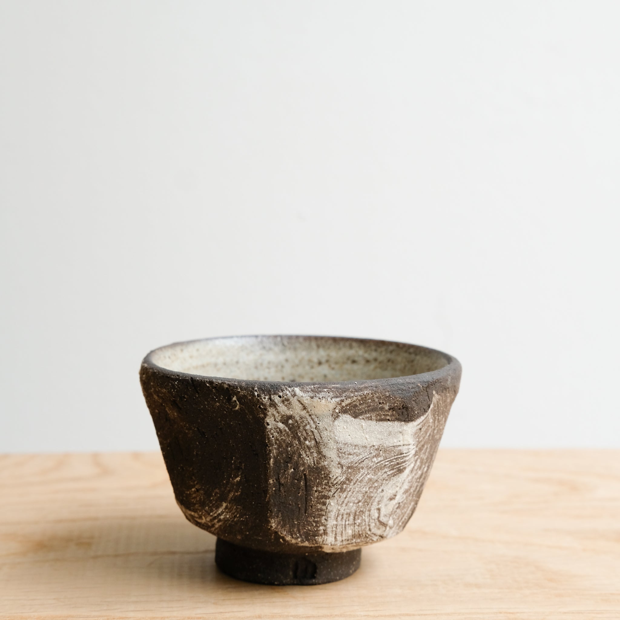 Tasse en grès noir 70 ml - noir brut et blanc de Maya Carves chez Brutal Ceramics