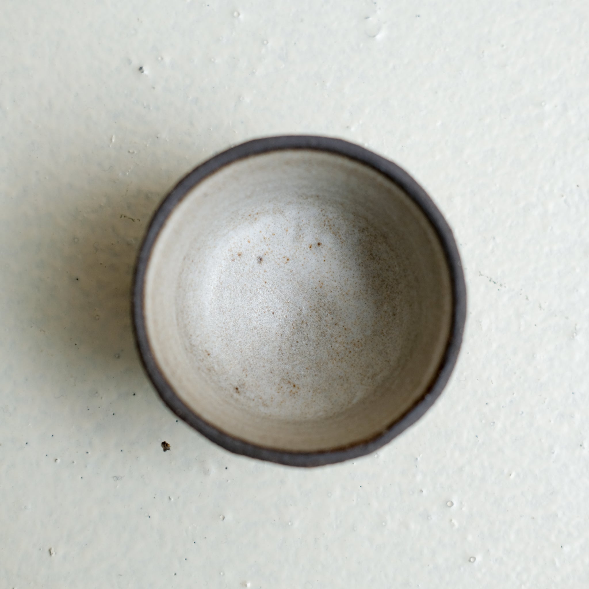 Tasse en grès noir 70 ml - noir brut et blanc de Maya Carves chez Brutal Ceramics