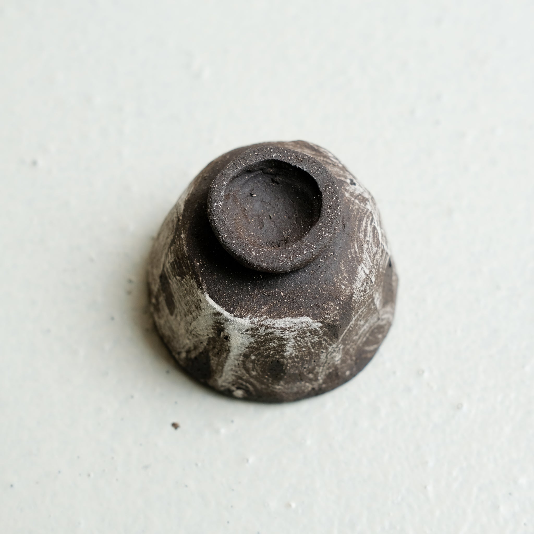 Tasse en grès noir 70 ml - noir brut et blanc de Maya Carves chez Brutal Ceramics