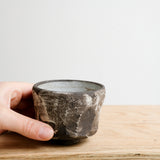 Tasse en grès noir 125 ml - noir brut et blanc de Maya Carves chez Brutal Ceramics
