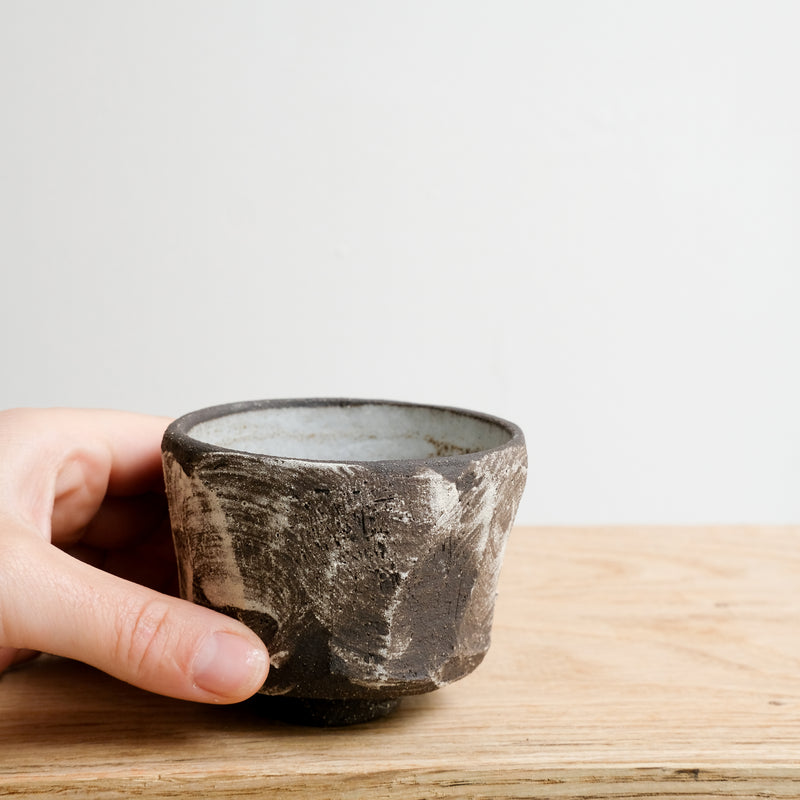 Tasse en grès noir 125 ml - noir brut et blanc de Maya Carves chez Brutal Ceramics