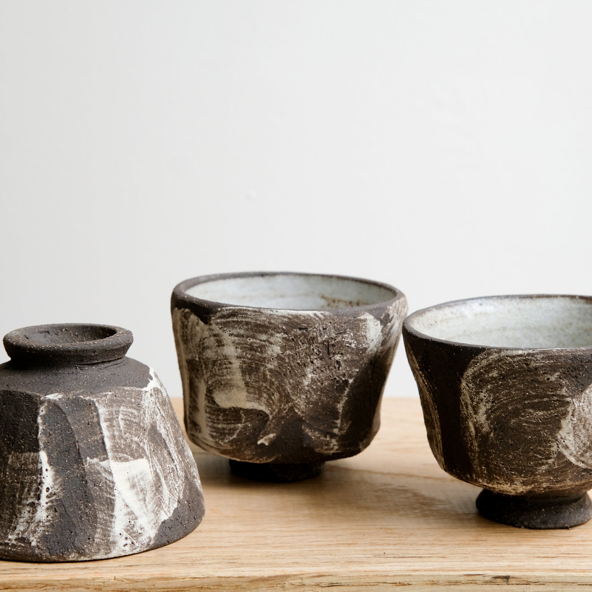 Tasse en grès noir 125 ml - noir brut et blanc de Maya Carves chez Brutal Ceramics