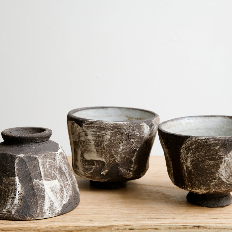 Tasse en grès noir 125 ml - noir brut et blanc de Maya Carves chez Brutal Ceramics