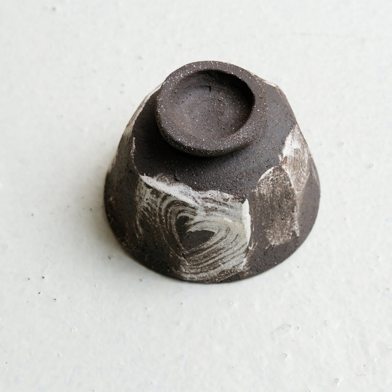 Tasse en grès noir 125 ml - noir brut et blanc de Maya Carves chez Brutal Ceramics
