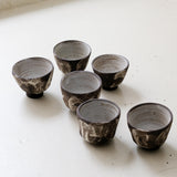 Tasse en grès noir 125 ml - noir brut et blanc de Maya Carves chez Brutal Ceramics