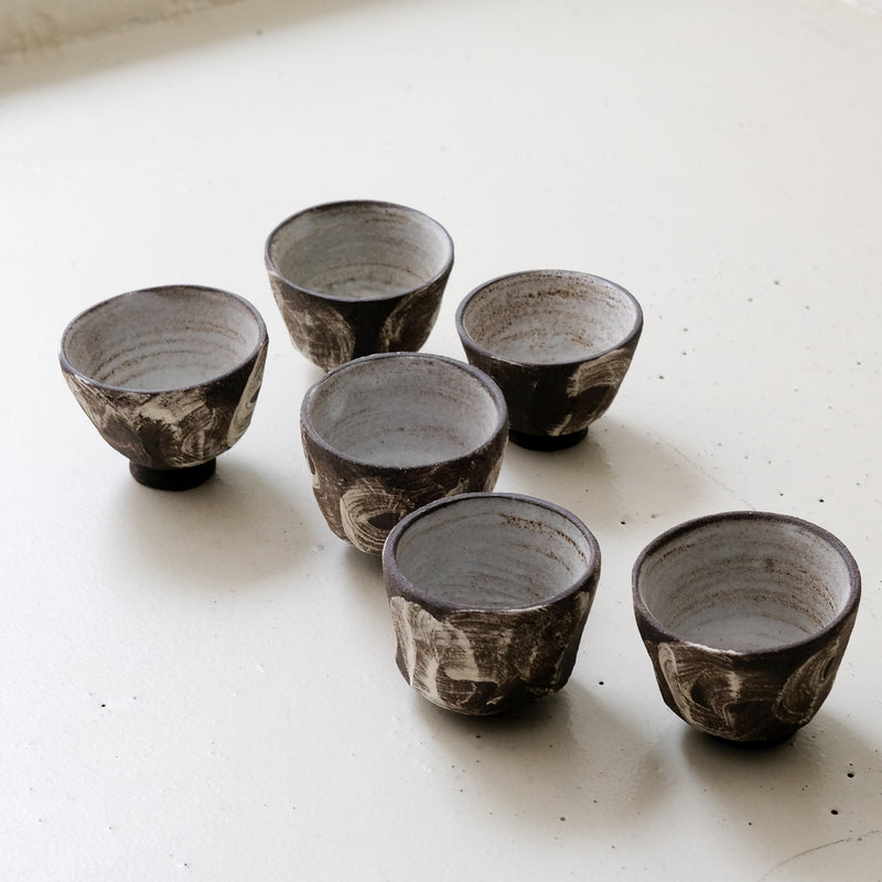 Tasse en grès noir 125 ml - noir brut et blanc de Maya Carves chez Brutal Ceramics
