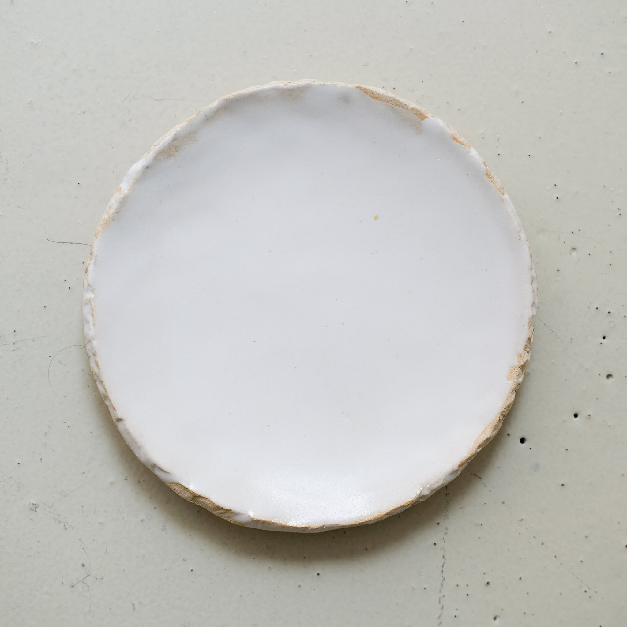 Assiette en grès D 19cm - blanc satiné de Maya Carves chez Brutal Ceramics