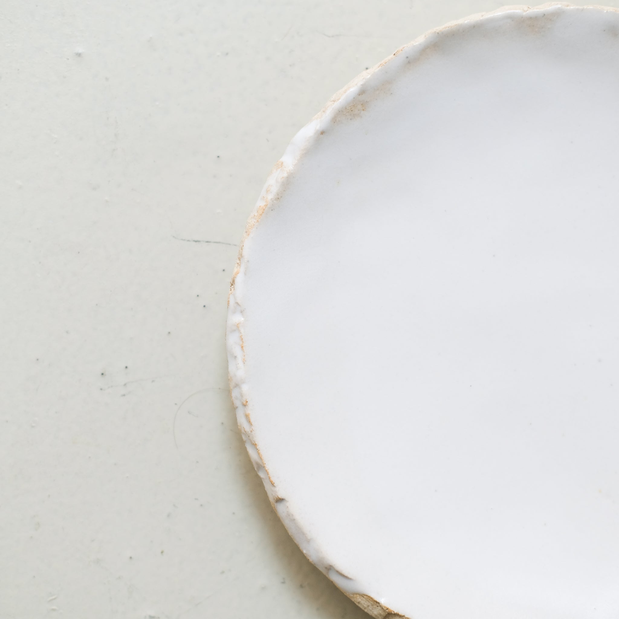 Assiette en grès D 19cm - blanc satiné de Maya Carves chez Brutal Ceramics