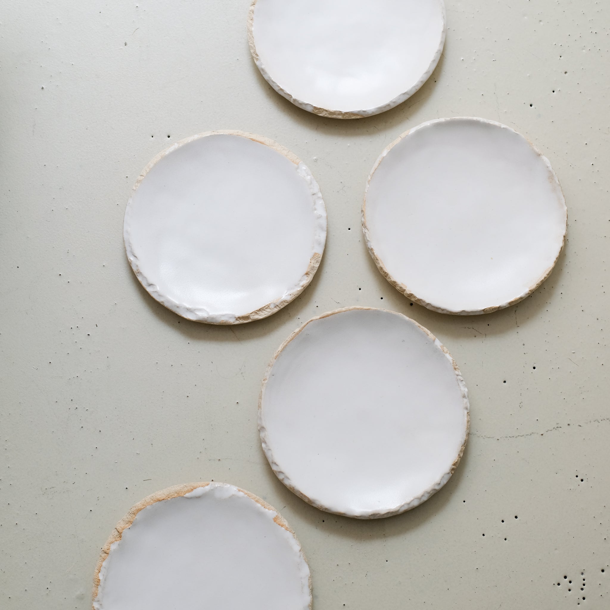 Assiette en grès D 19cm - blanc satiné de Maya Carves chez Brutal Ceramics