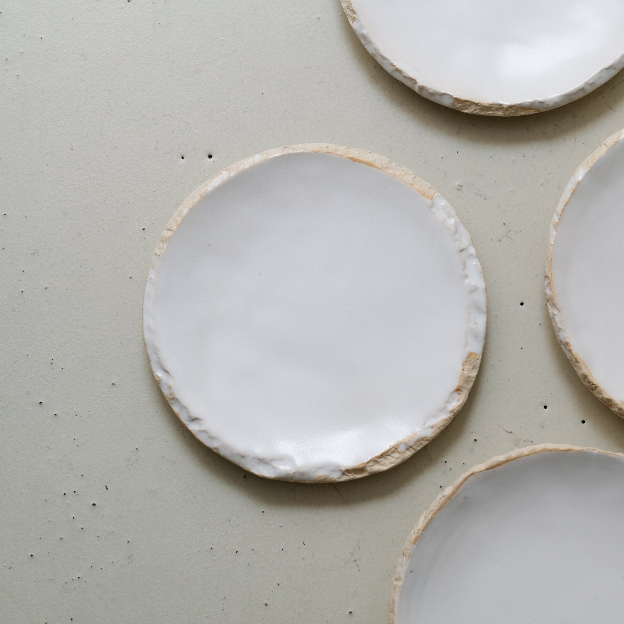 Assiette en grès D 19cm - blanc satiné de Maya Carves chez Brutal Ceramics