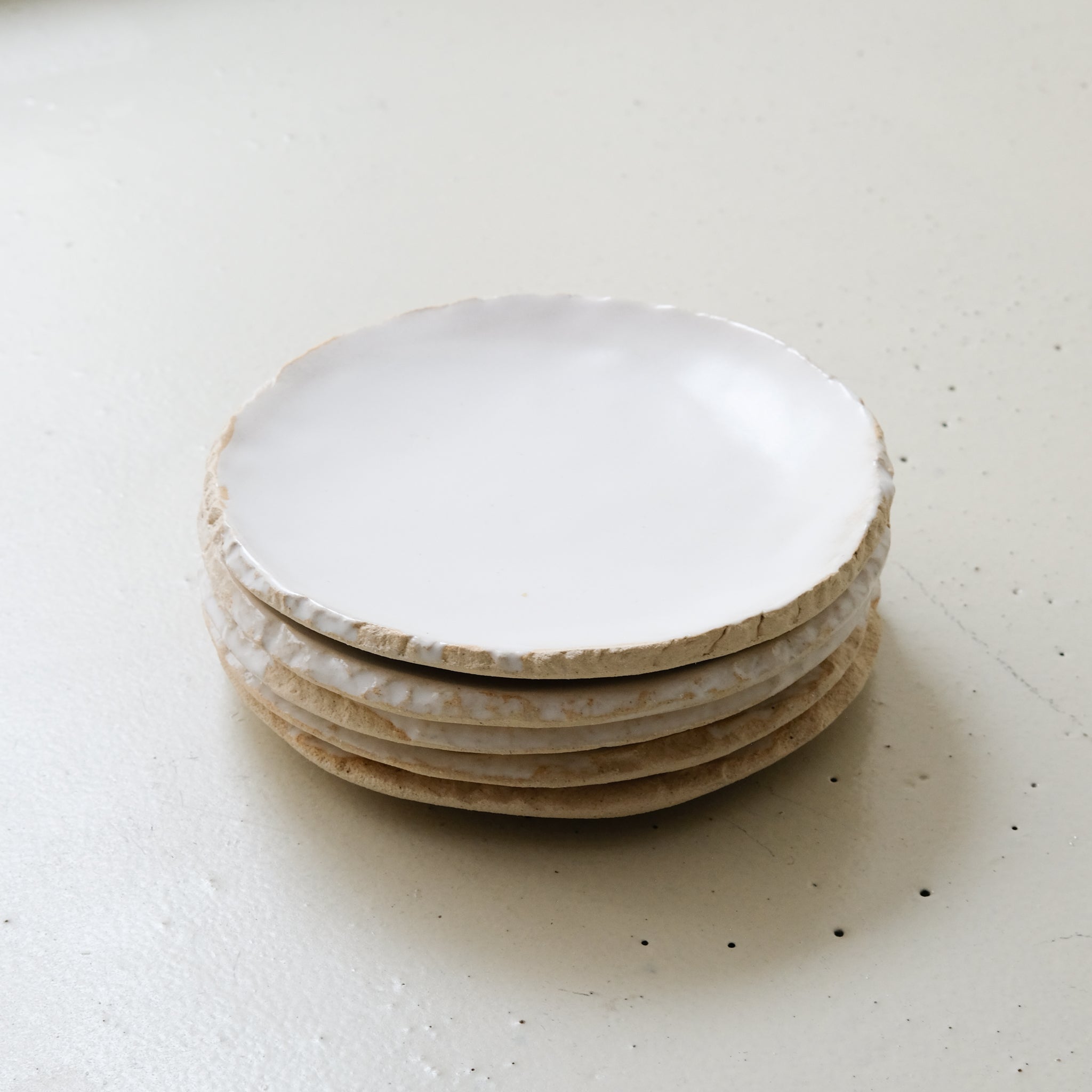 Assiette en grès D 19cm - blanc satiné de Maya Carves chez Brutal Ceramics