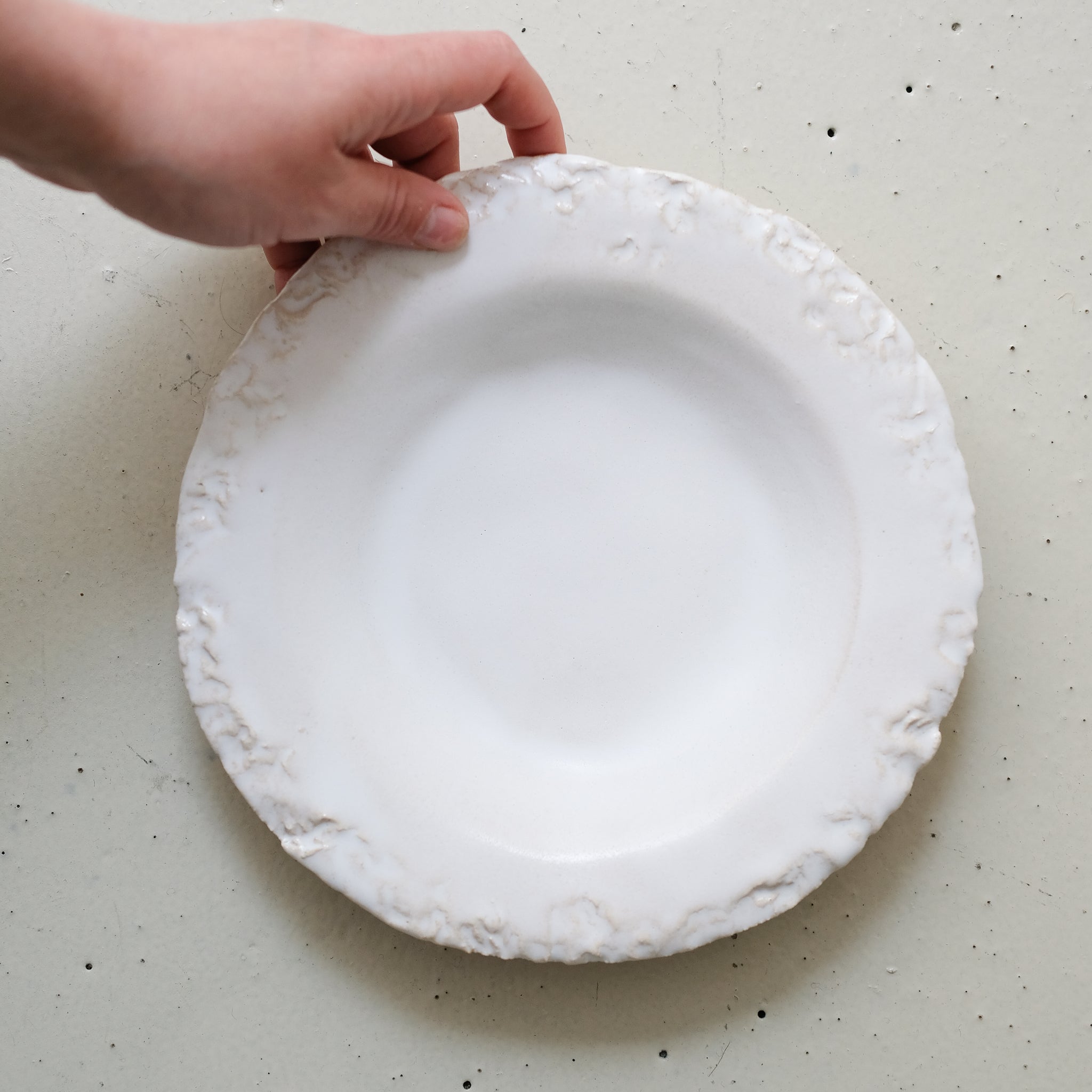 Assiette creuse en grès D 22cm - blanc satiné de Maya Carves chez Brutal Ceramics