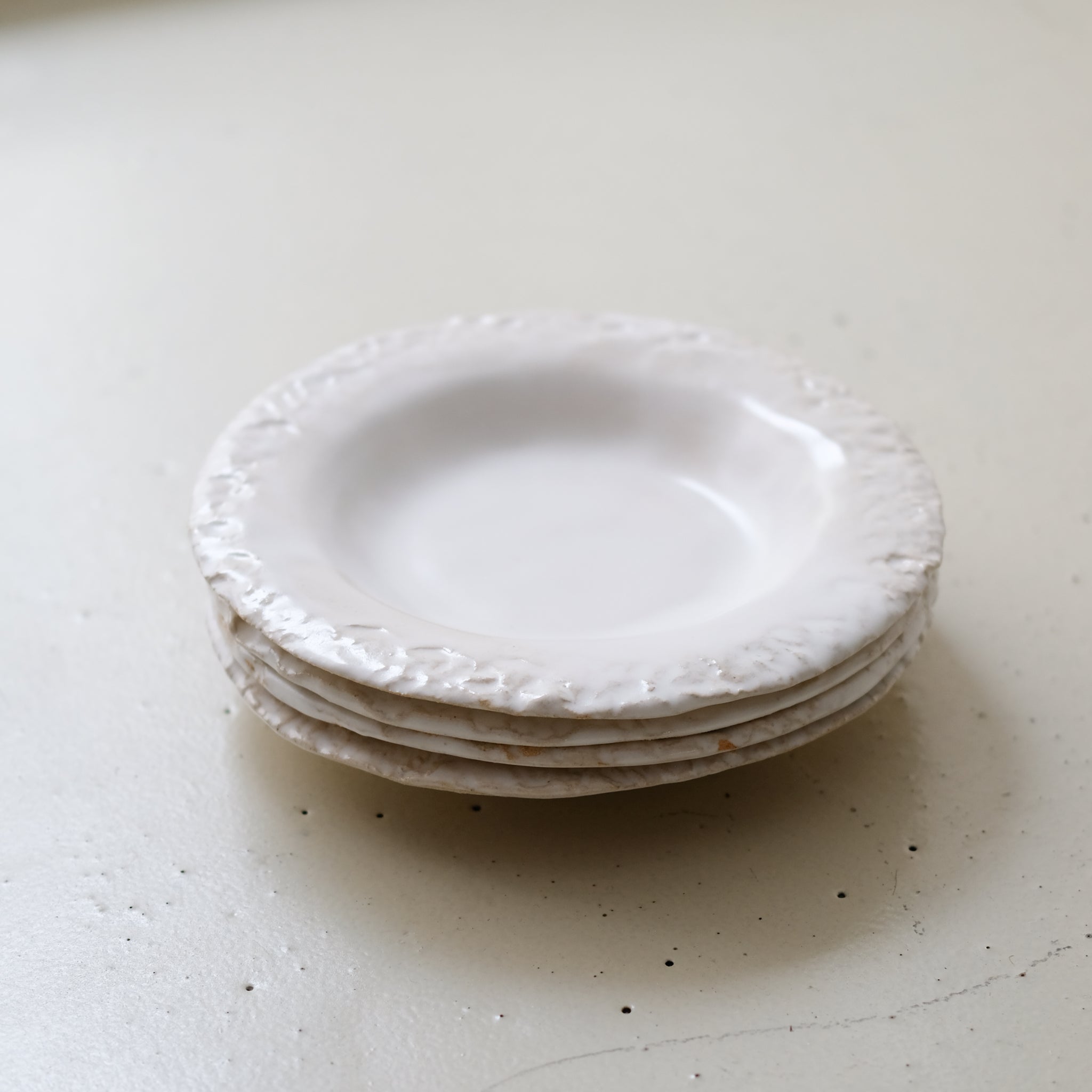 Assiette creuse en grès D 22cm - blanc satiné de Maya Carves chez Brutal Ceramics