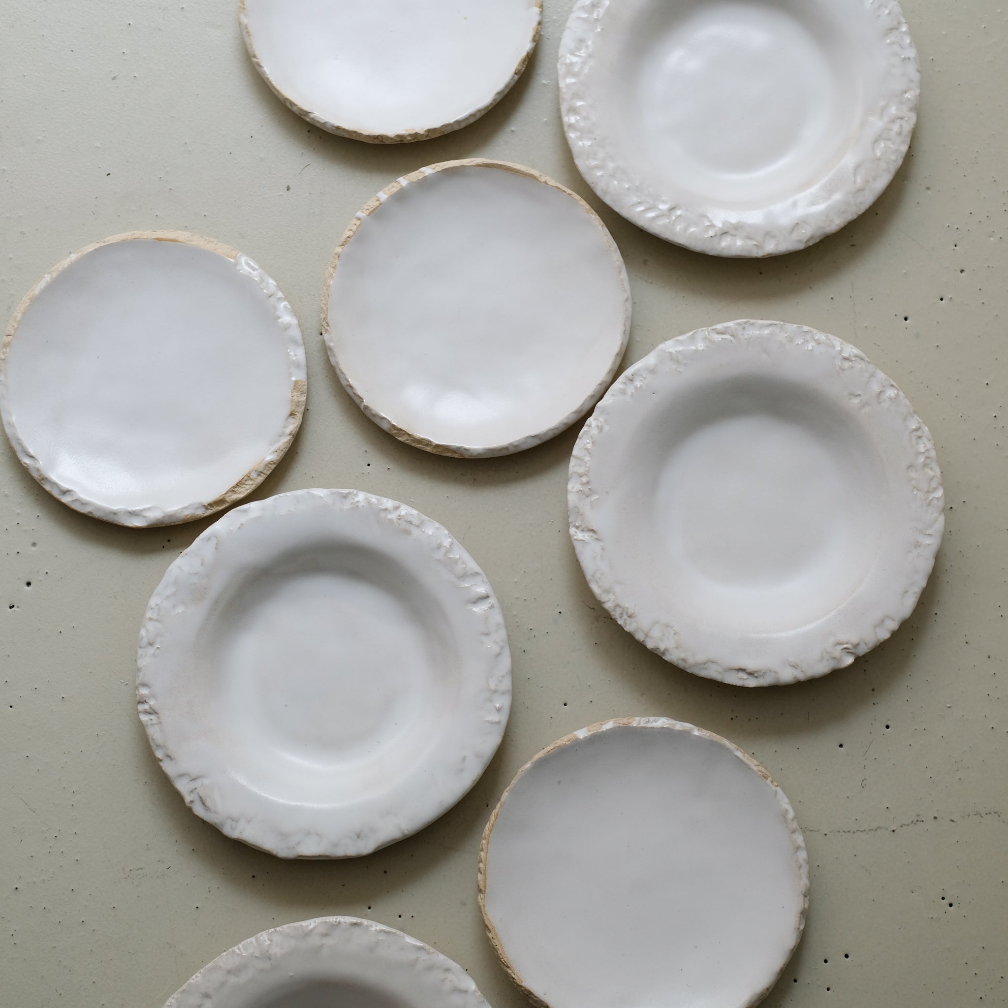 Assiette en grès D 19cm - blanc satiné de Maya Carves chez Brutal Ceramics
