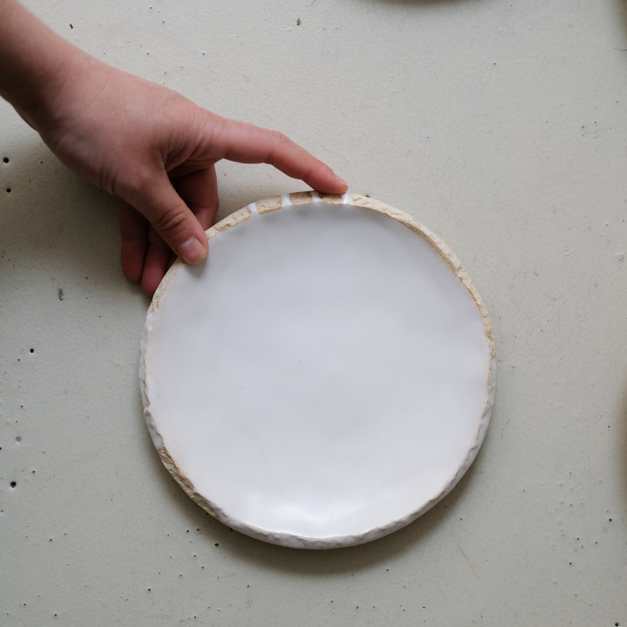 Assiette en grès D 19cm - blanc satiné de Maya Carves chez Brutal Ceramics