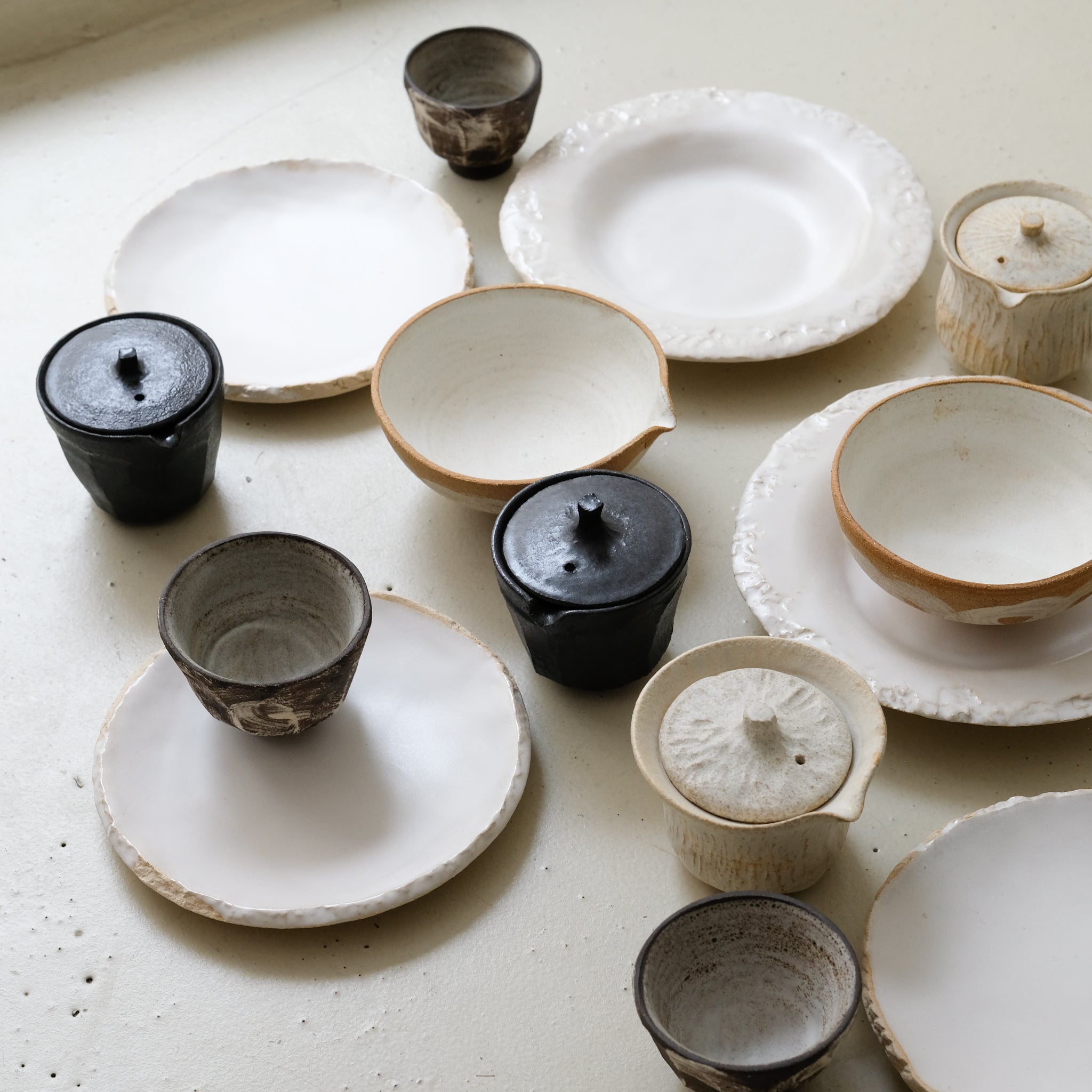 Tasse en grès noir 70 ml - noir brut et blanc de Maya Carves chez Brutal Ceramics