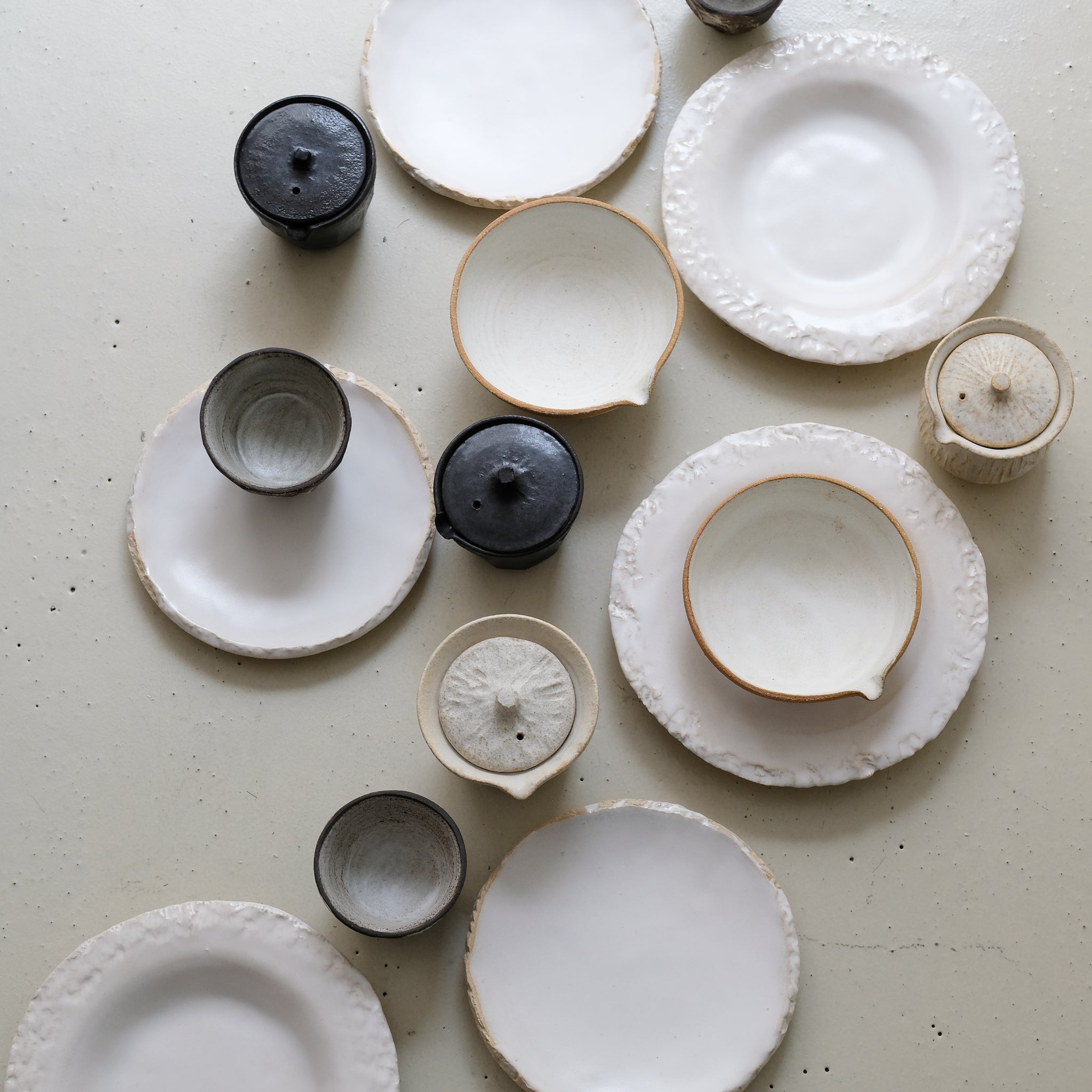 Assiette en grès D 19cm - blanc satiné de Maya Carves chez Brutal Ceramics