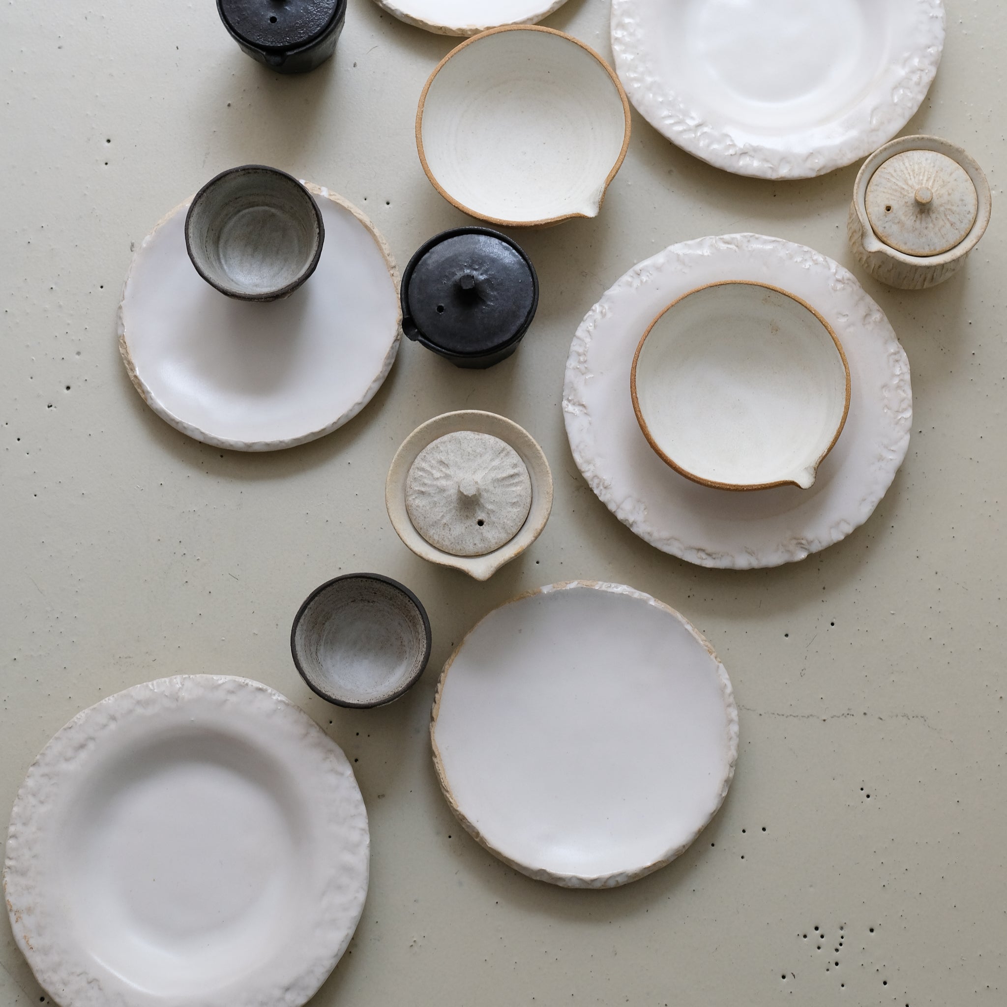 Assiette creuse en grès D 22cm - blanc satiné de Maya Carves chez Brutal Ceramics