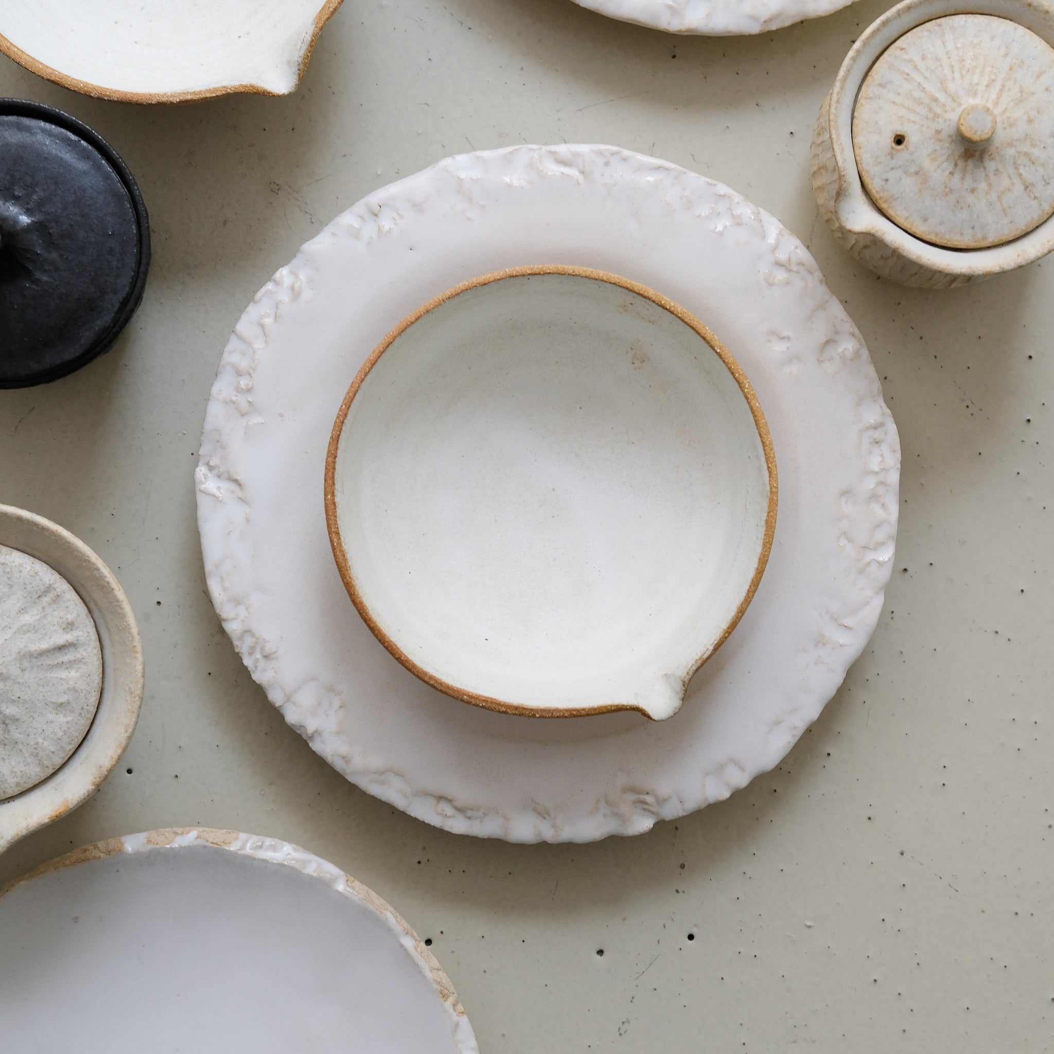 Bol verseur en grès D 14cm - blanc mat de Maya Carves chez Brutal Ceramics