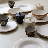 Tasse en grès noir 125 ml - noir brut et blanc de Maya Carves chez Brutal Ceramics