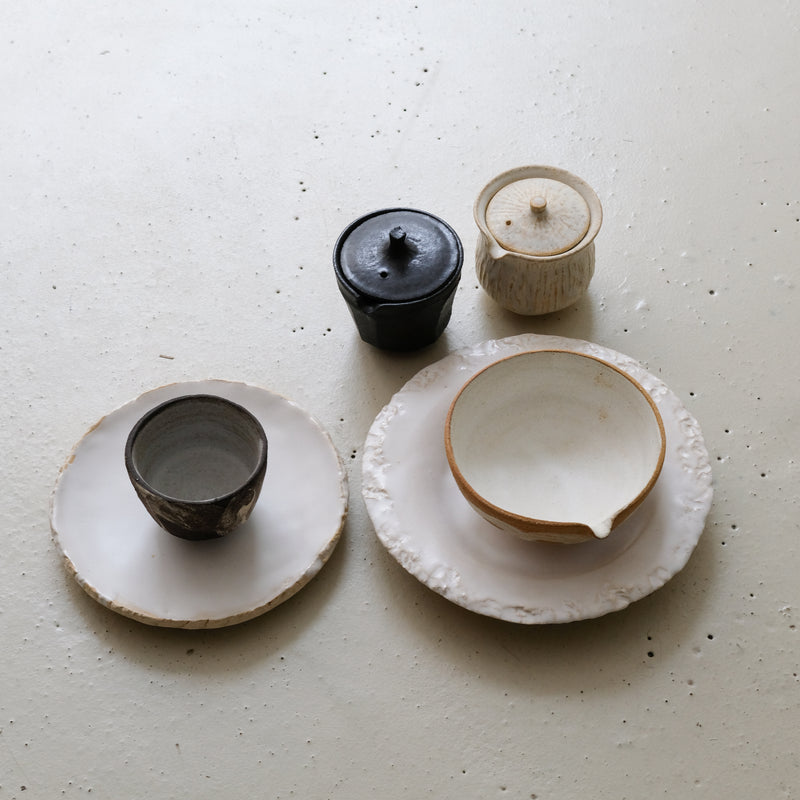 Tasse en grès noir 125 ml - noir brut et blanc de Maya Carves chez Brutal Ceramics