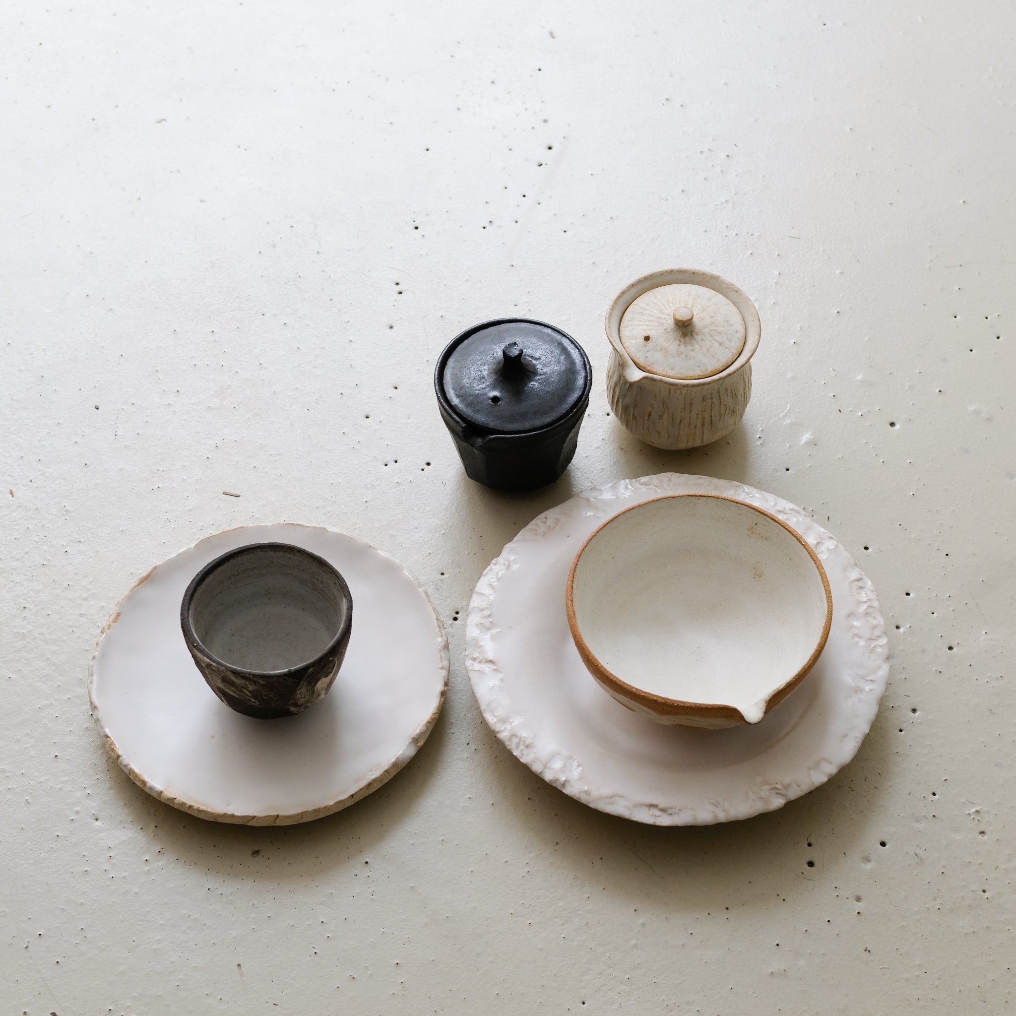Assiette en grès D 19cm - blanc satiné de Maya Carves chez Brutal Ceramics