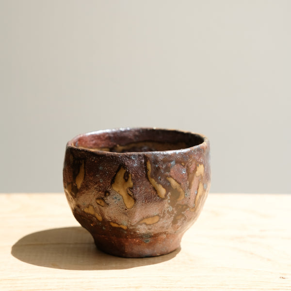 Tasse en grès recolté 110ml cuisson feu - Ocre foncé brun de Nathalie Reocreux chez Brutal Ceramics