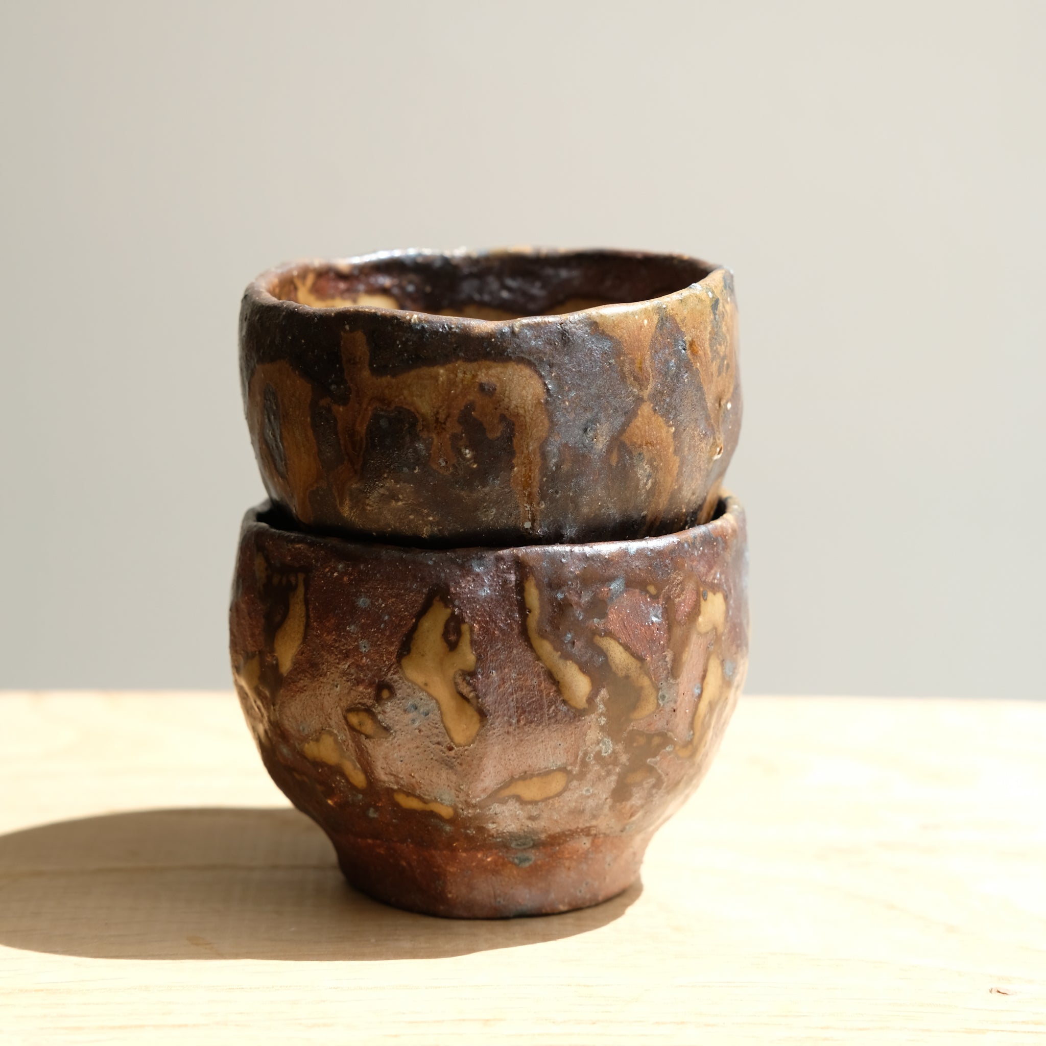 Tasse en grès recolté 110ml cuisson feu - Ocre foncé brun de Nathalie Reocreux chez Brutal Ceramics