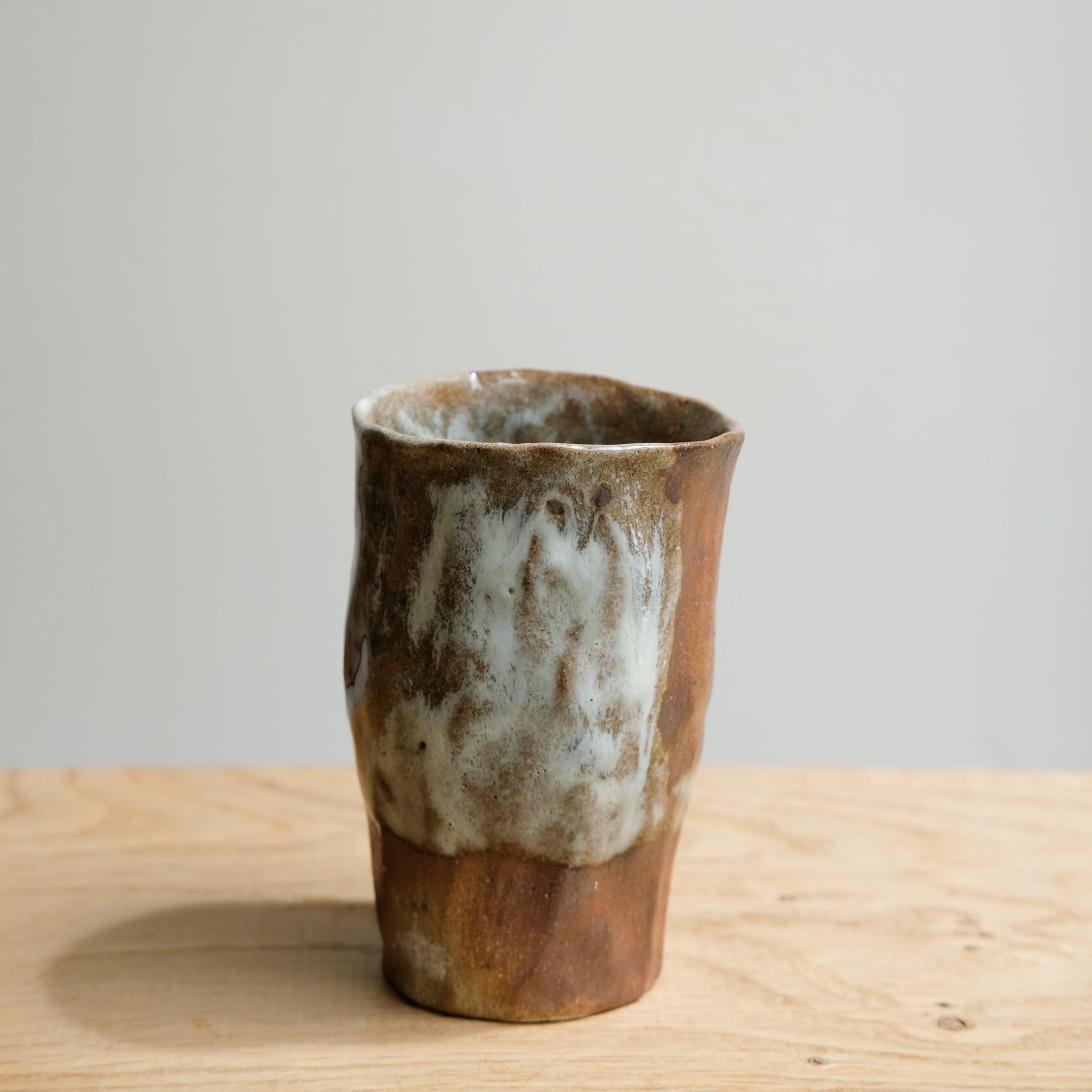 Tasse en grès recolté 185 ml cuisson feu - beige ocre doré de Nathalie Reocreux chez Brutal Ceramics