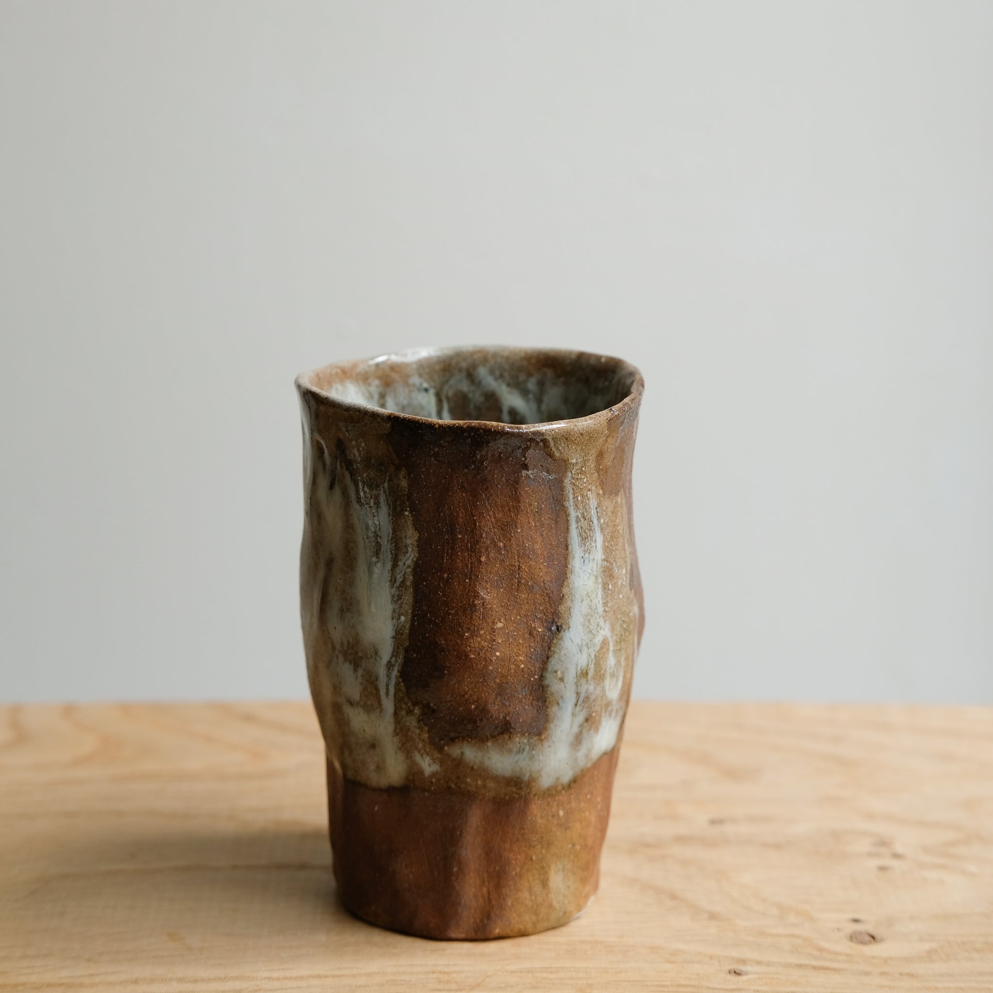 Tasse en grès recolté 185 ml cuisson feu - beige ocre doré de Nathalie Reocreux chez Brutal Ceramics