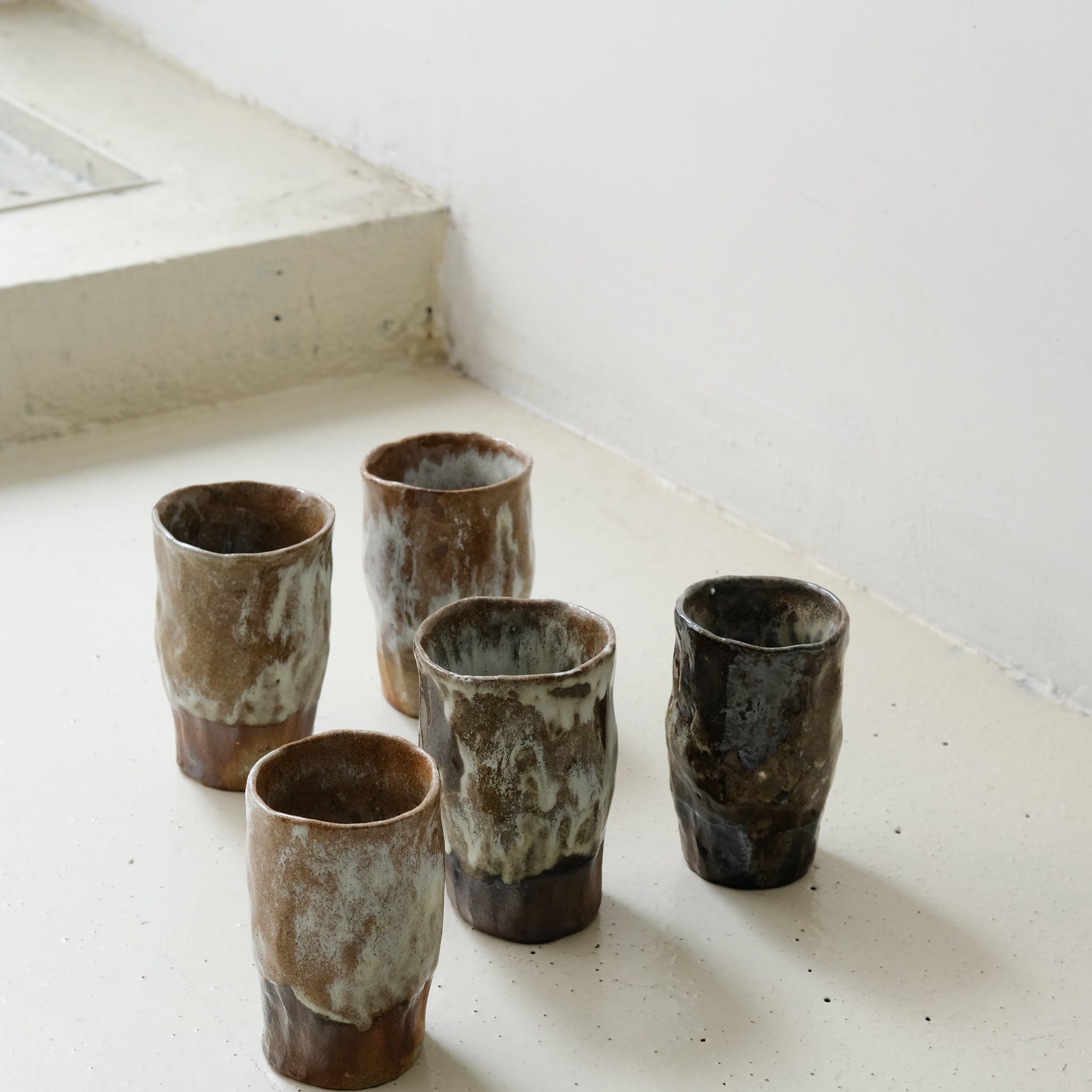 Tasse en grès recolté 185 ml cuisson feu - beige ocre doré de Nathalie Reocreux chez Brutal Ceramics
