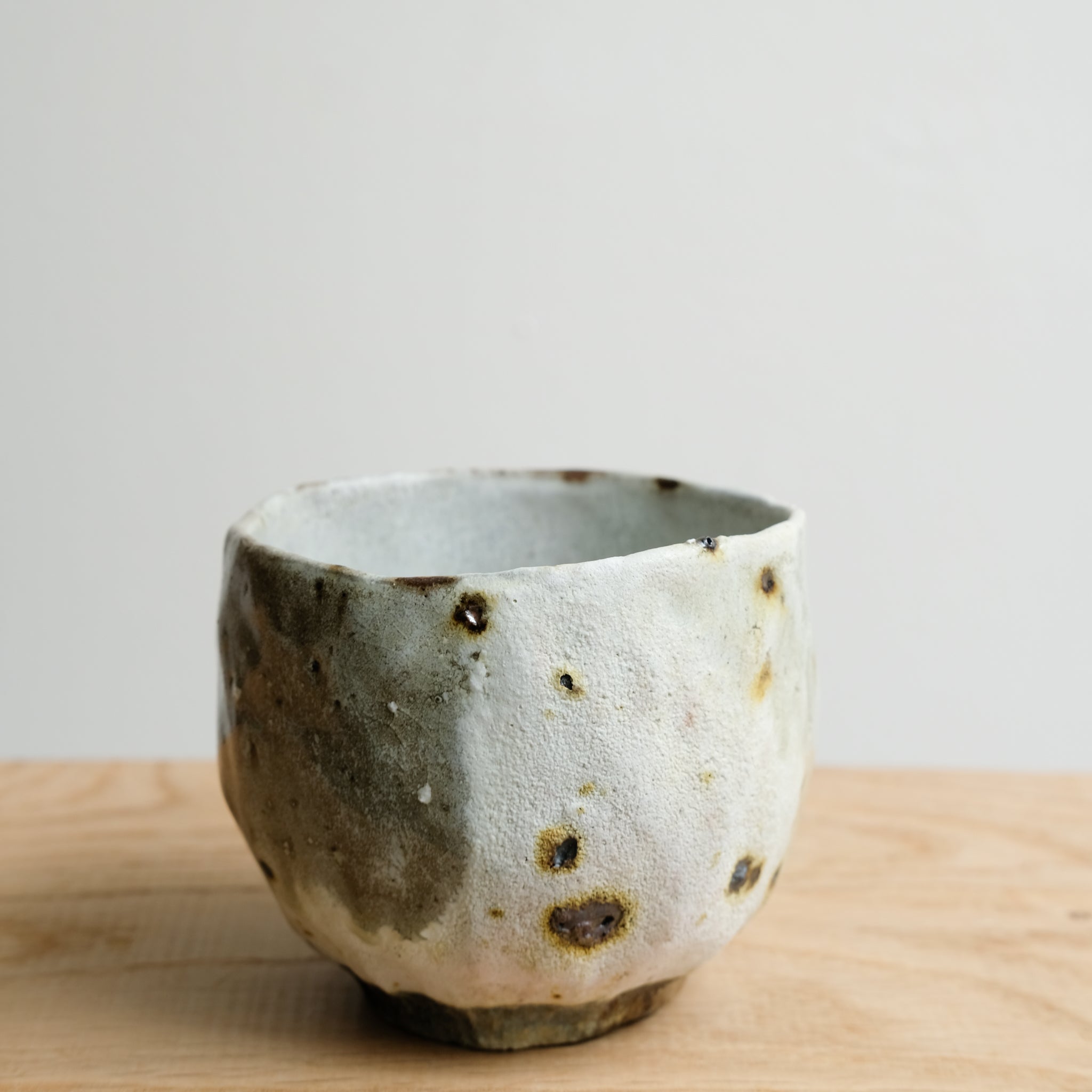 Tasse en grès recolté 250 ml cuisson feu - blanc et vert foncé de Nathalie Reocreux chez Brutal Ceramics
