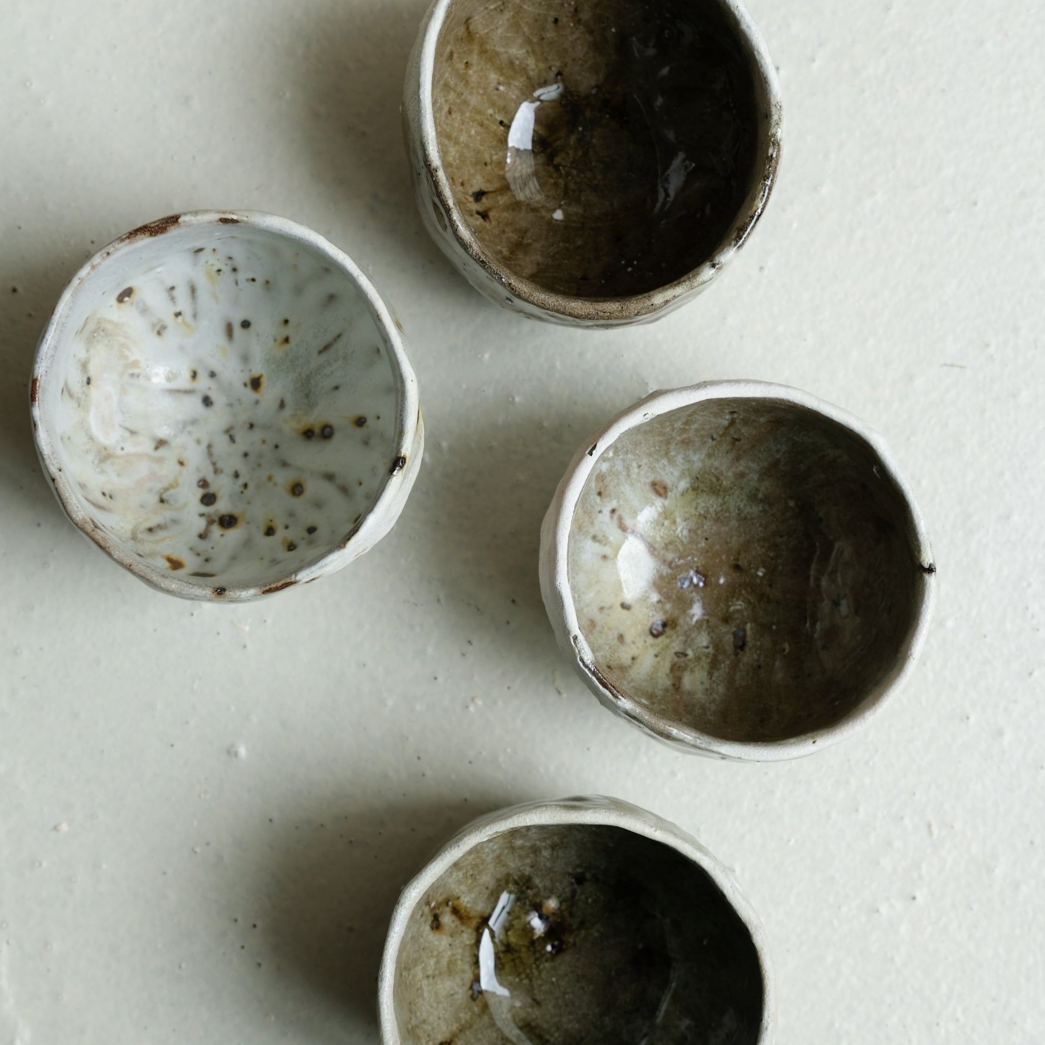 Tasse en grès recolté 250 ml cuisson feu - blanc et vert foncé de Nathalie Reocreux chez Brutal Ceramics