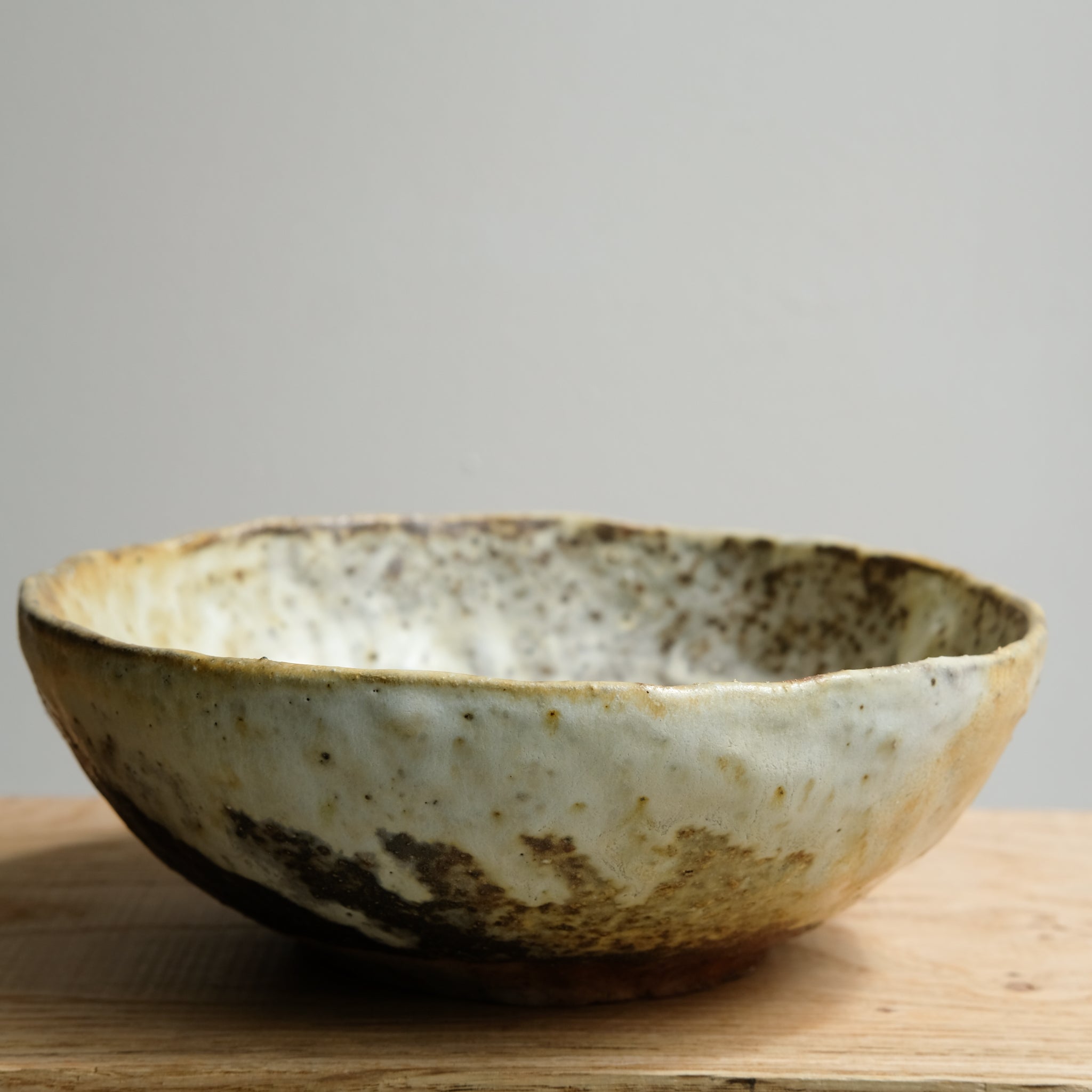 Saladier en grès recolté D 20cm cuisson feu - blanc beige jaune de Nathalie Reocreux chez Brutal Ceramics