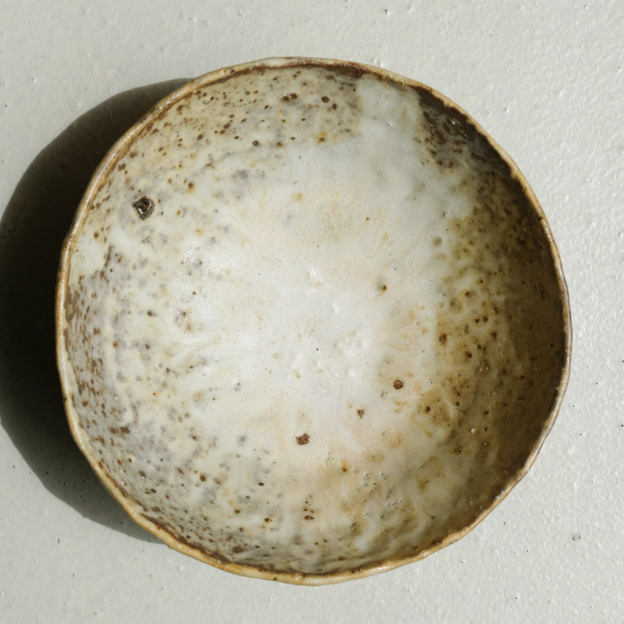 Saladier en grès recolté D 20cm cuisson feu - blanc beige jaune de Nathalie Reocreux chez Brutal Ceramics
